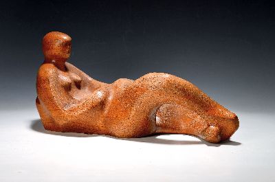 Image Unbekannter Bildhauer nach 1945, monogrammiert KB, Holzskulptur einer liegenden Frau, in ...