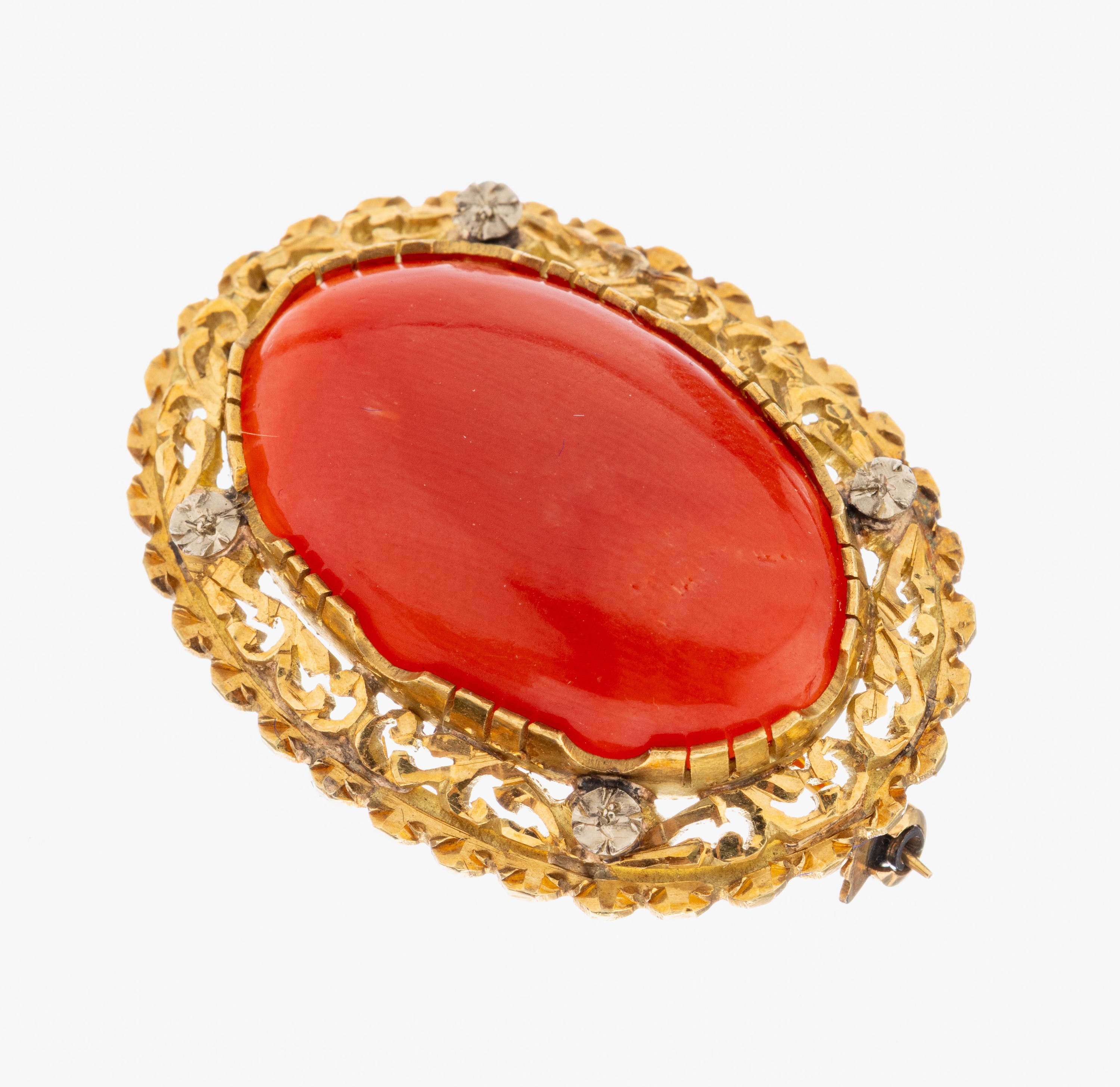 Image 27055206 - 18 kt gold coral-brooch , YG 750/000, setting with floral fret work and small applied ...