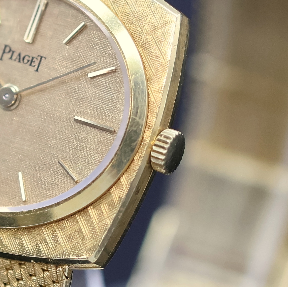 Detail c: PIAGET Damenarmbanduhr in GG 750/000 Referenz 9541 B13, Schweiz um 1965, Handaufzug, verlängertes orig. Milanaiseband, Boden 4-fach verschr., gold. ...