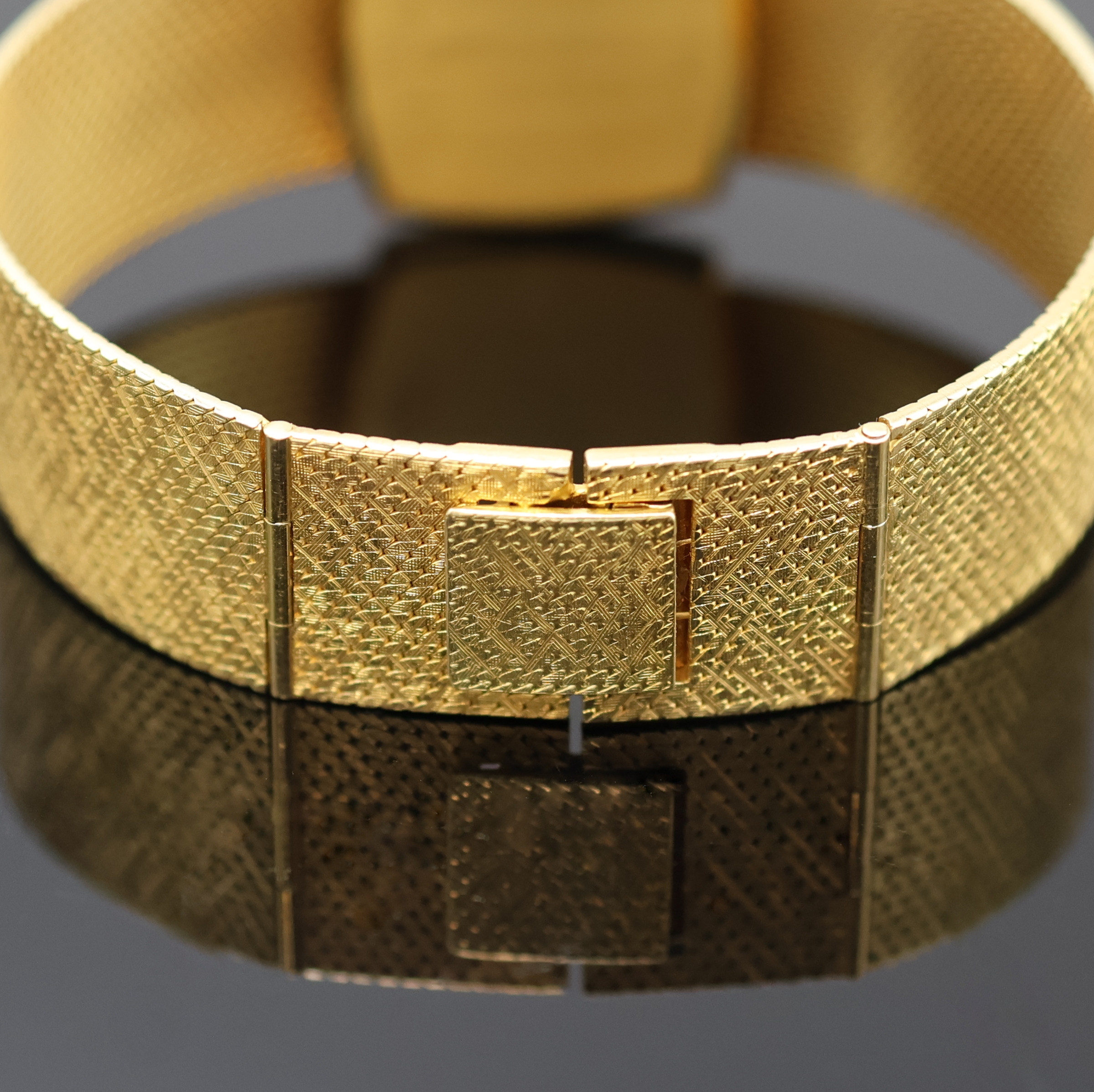 Detail d: PIAGET Damenarmbanduhr in GG 750/000 Referenz 9541 B13, Schweiz um 1965, Handaufzug, verlängertes orig. Milanaiseband, Boden 4-fach verschr., gold. ...