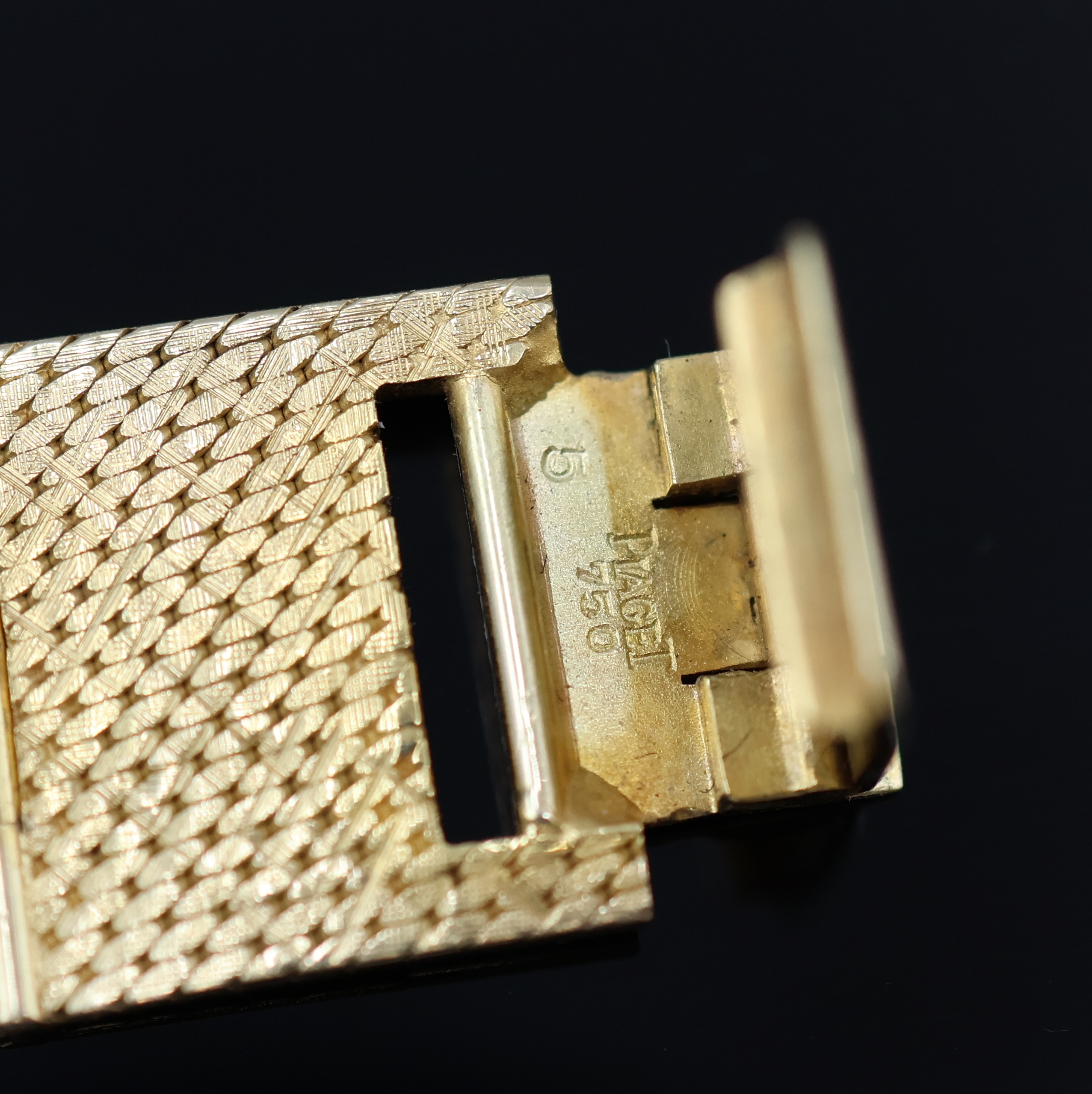 Detail e: PIAGET Damenarmbanduhr in GG 750/000 Referenz 9541 B13, Schweiz um 1965, Handaufzug, verlängertes orig. Milanaiseband, Boden 4-fach verschr., gold. ...