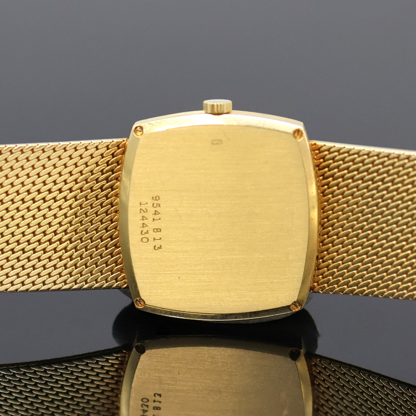Detail f: PIAGET Damenarmbanduhr in GG 750/000 Referenz 9541 B13, Schweiz um 1965, Handaufzug, verlängertes orig. Milanaiseband, Boden 4-fach verschr., gold. ...