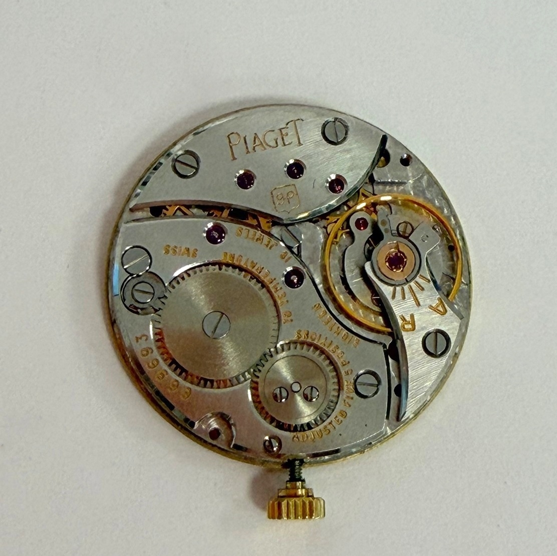 Detail g: PIAGET Damenarmbanduhr in GG 750/000 Referenz 9541 B13, Schweiz um 1965, Handaufzug, verlängertes orig. Milanaiseband, Boden 4-fach verschr., gold. ...
