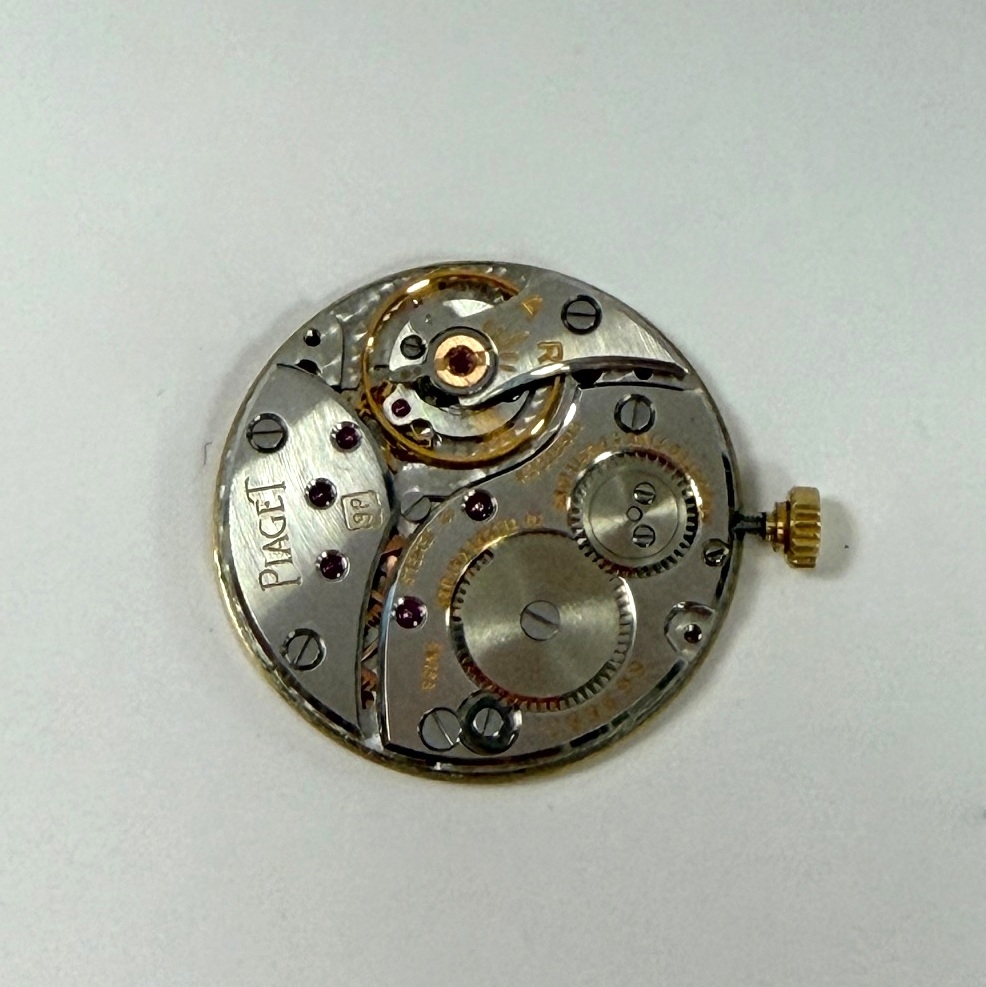 Detail h: PIAGET Damenarmbanduhr in GG 750/000 Referenz 9541 B13, Schweiz um 1965, Handaufzug, verlängertes orig. Milanaiseband, Boden 4-fach verschr., gold. ...