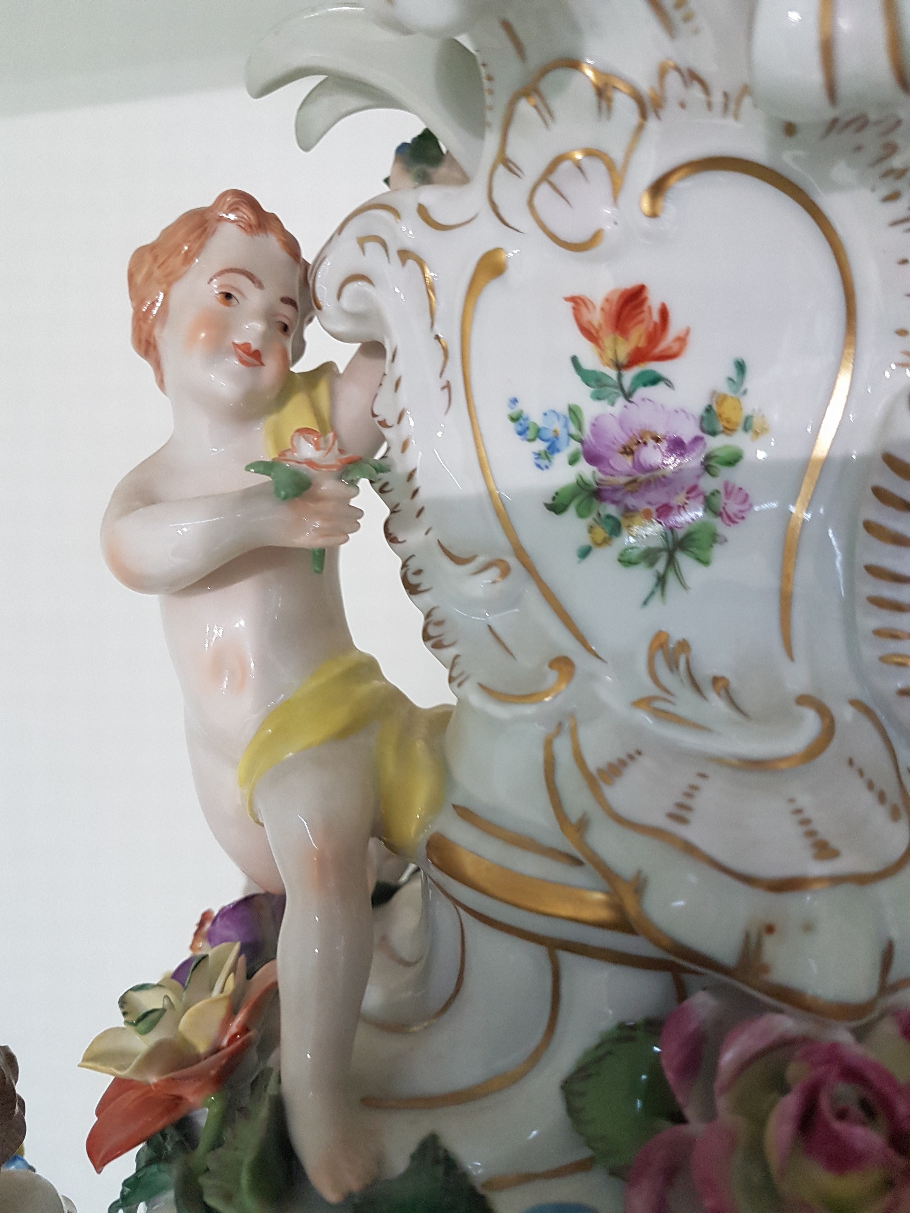 Detail e: Sehr große Prunk-Deckelvase, Sächsische Porzellan-Manufaktur Dresden, Potschappel, nach 1945, Porzellan, dreiteilig, Korpus, Postament und Deckel, ...