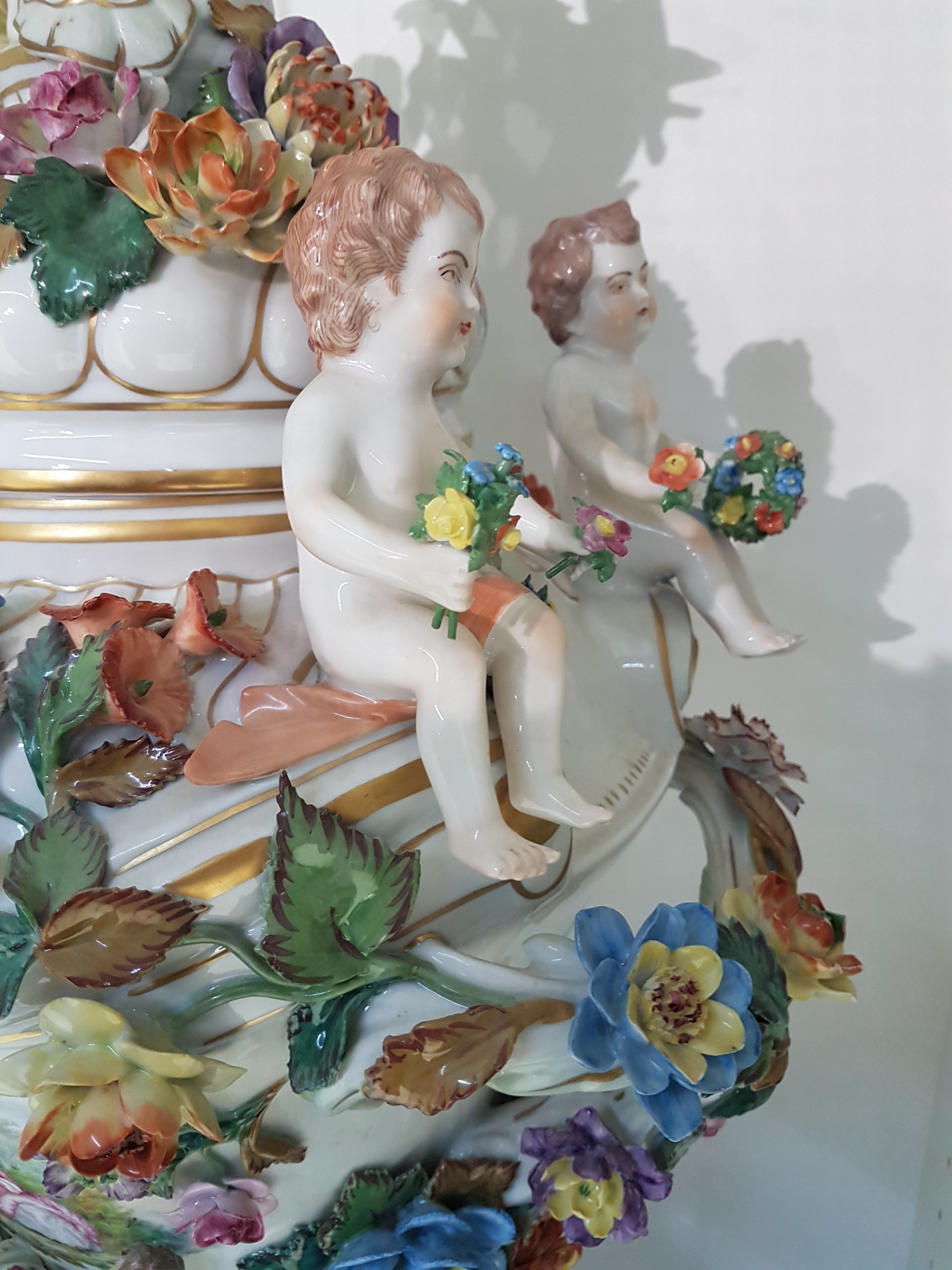 Detail f: Sehr große Prunk-Deckelvase, Sächsische Porzellan-Manufaktur Dresden, Potschappel, nach 1945, Porzellan, dreiteilig, Korpus, Postament und Deckel, ...
