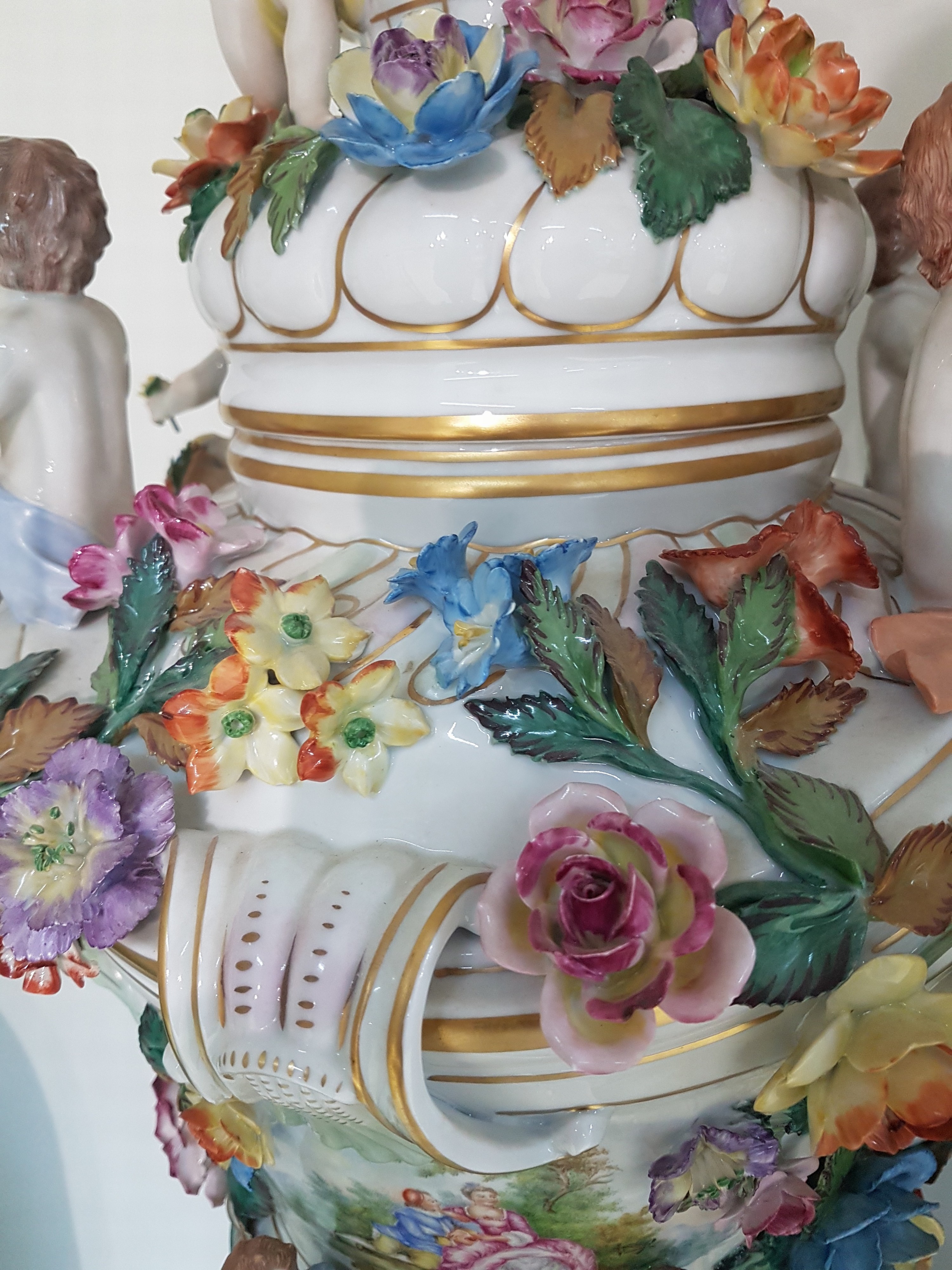 Detail g: Sehr große Prunk-Deckelvase, Sächsische Porzellan-Manufaktur Dresden, Potschappel, nach 1945, Porzellan, dreiteilig, Korpus, Postament und Deckel, ...