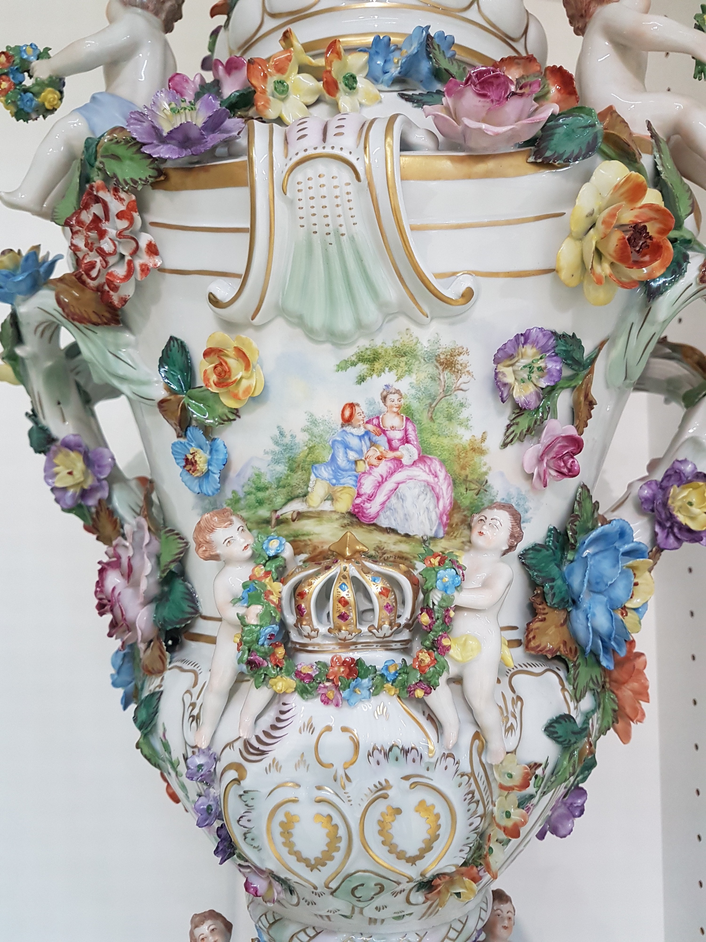 Detail k: Sehr große Prunk-Deckelvase, Sächsische Porzellan-Manufaktur Dresden, Potschappel, nach 1945, Porzellan, dreiteilig, Korpus, Postament und Deckel, ...