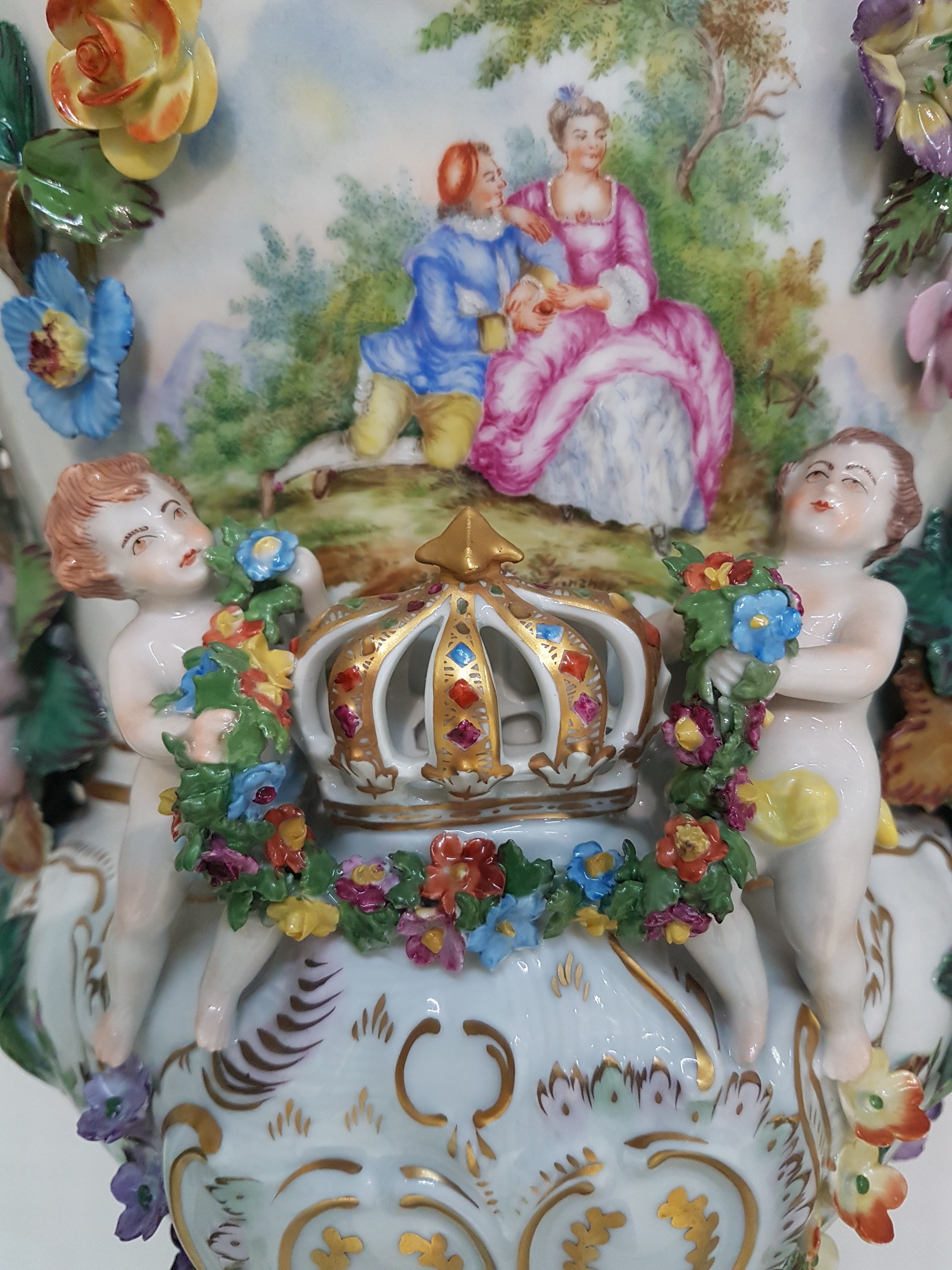 Detail l: Sehr große Prunk-Deckelvase, Sächsische Porzellan-Manufaktur Dresden, Potschappel, nach 1945, Porzellan, dreiteilig, Korpus, Postament und Deckel, ...