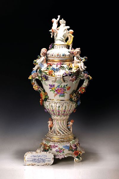 27055457b - Sehr große Prunk-Deckelvase, Sächsische Porzellan-Manufaktur Dresden, Potschappel, nach ...
