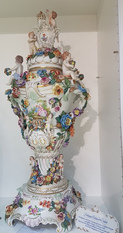 27055457c - Sehr große Prunk-Deckelvase, Sächsische Porzellan-Manufaktur Dresden, Potschappel, nach ...