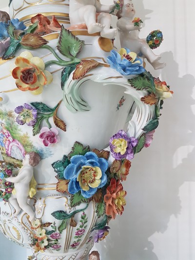 27055457j - Sehr große Prunk-Deckelvase, Sächsische Porzellan-Manufaktur Dresden, Potschappel, nach ...