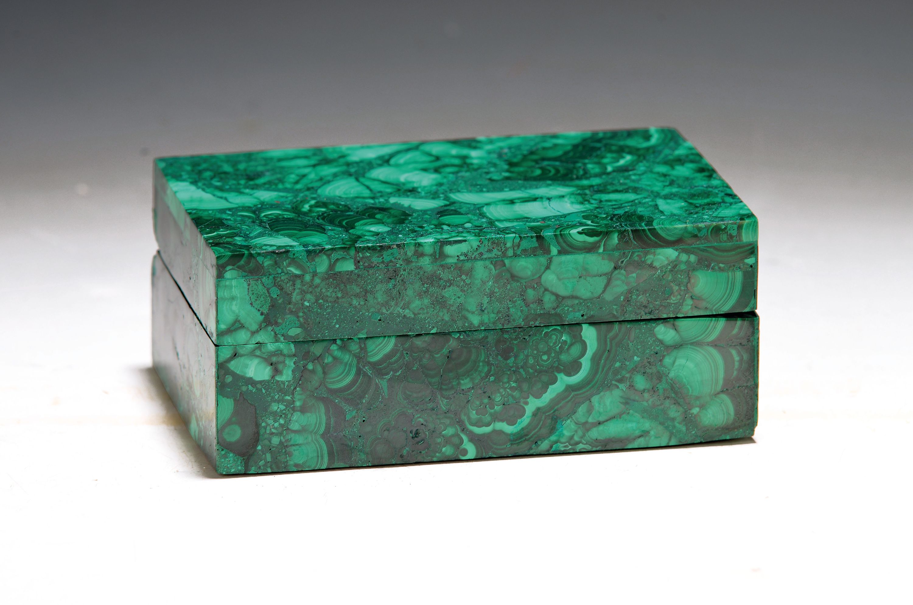 Image 27055974 - Deckeldose aus Malachit, neuzeitlich, ca. 6x14.5x10cm, Wandstärke ca. 0.5cm