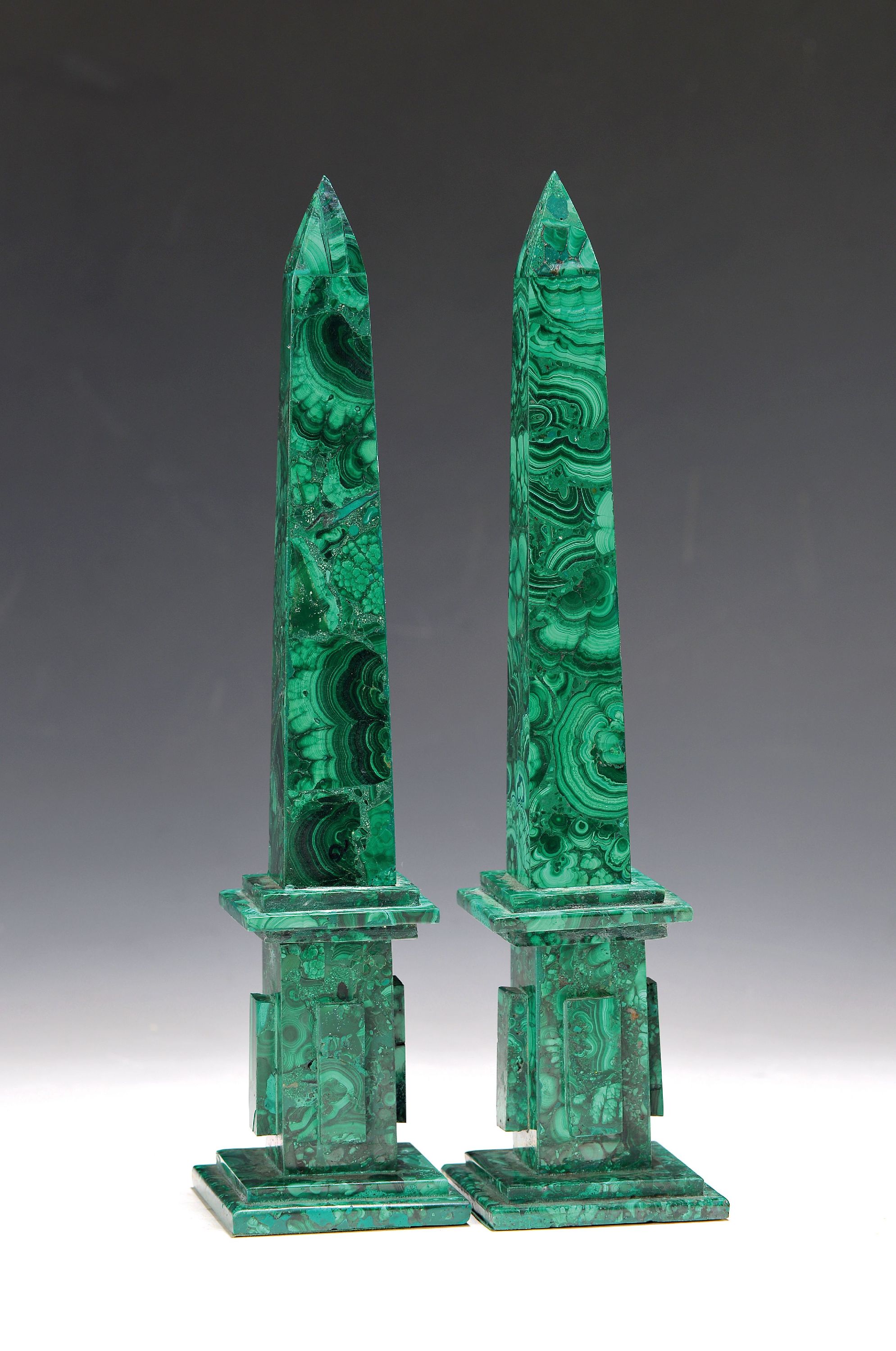 Image 27055975 - Paar Obelisken aus Malachit, neuzeitlich, H. je ca. 30cm