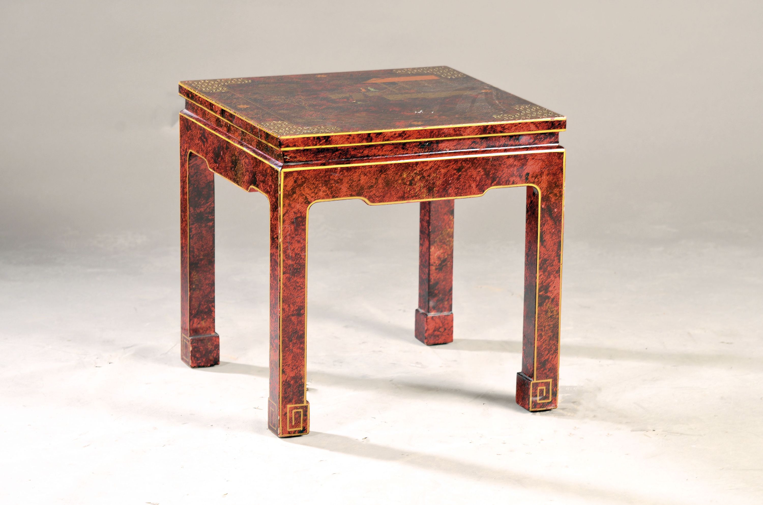 Beistelltisch, China, 20. Jh., Holz rot und schwarz lackiert, Platte bemalt mit Landschaft und Personen, ca. 51x51x51cm, EZ 2