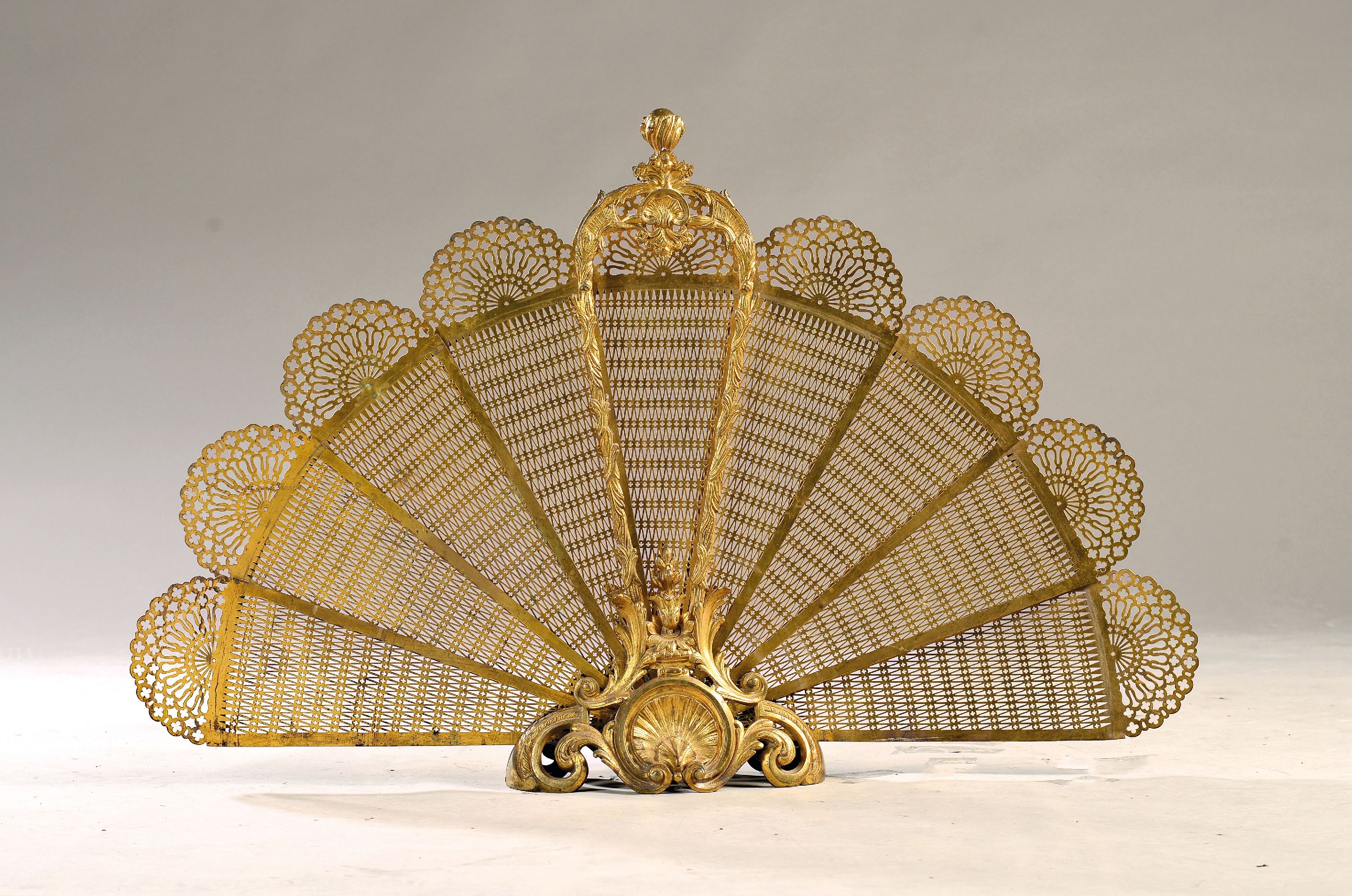 Image 27055982 - Kaminschirm, Frankreich, 2.Hälfte 19.Jh., Messing, Rollwerkdekor, fächerförmig ...