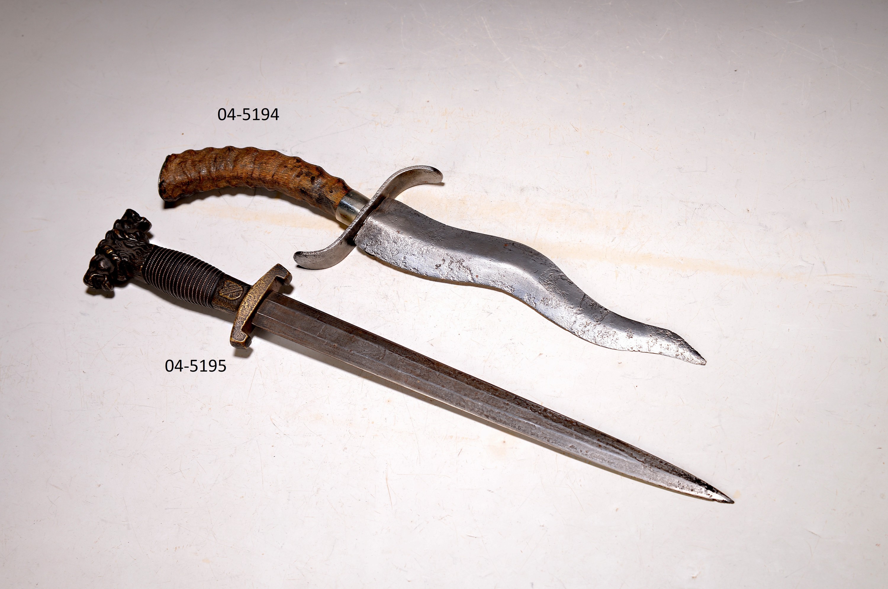 Dolch, wohl Balkan, ausgehendes 19.Jh., Stahlklinge, Bronzegriff mit doppeltem Löwenkopf und einem Paar Wappen, Griffschale aus Holz mit ...