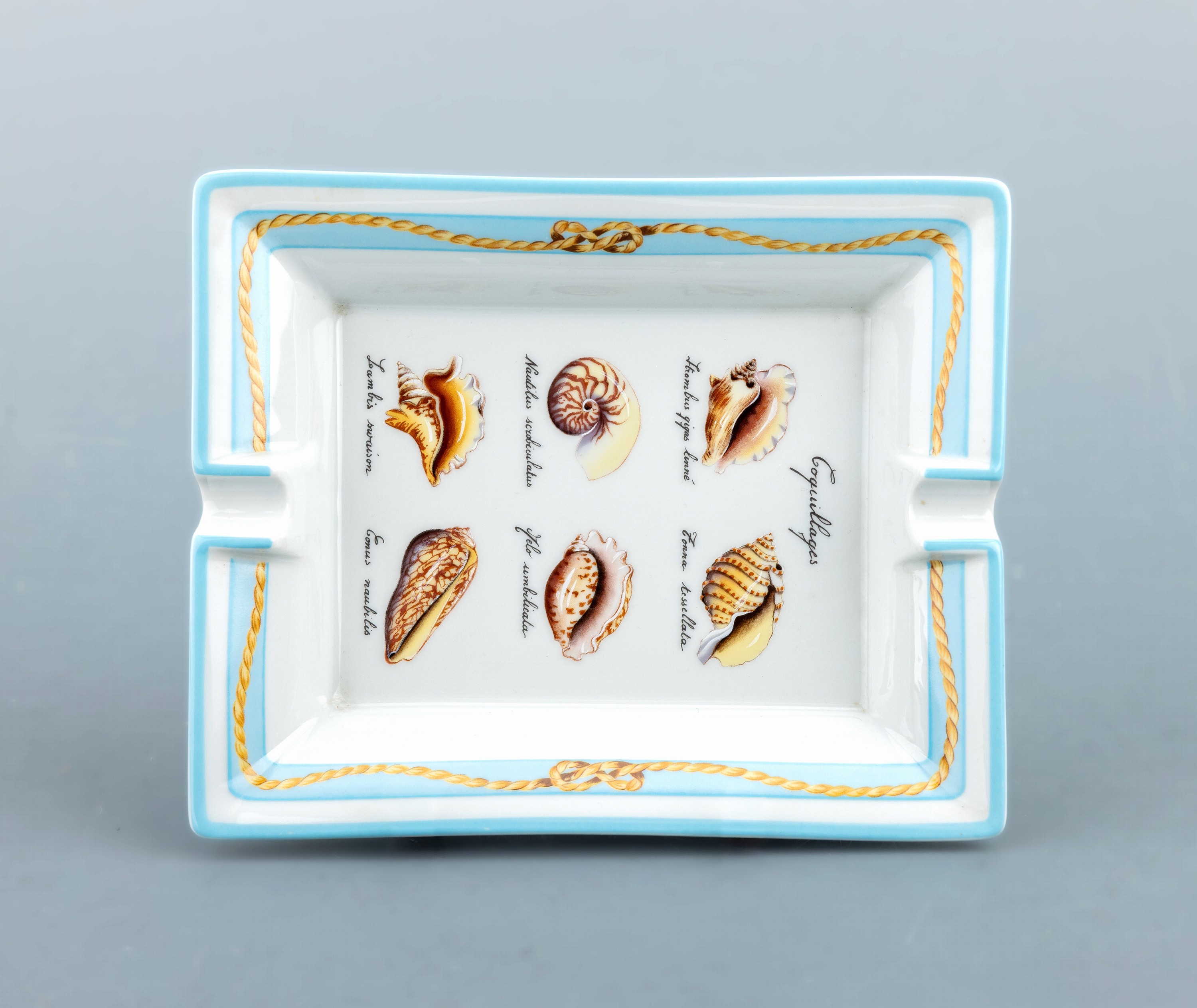 Detail a: HERMES Aschenbecher "Coquillages", Porzellan mit polychromen Dekor, Darstellung verschiedener Muscheln, Fahne Hellblau mit goldf. Kordel, ...