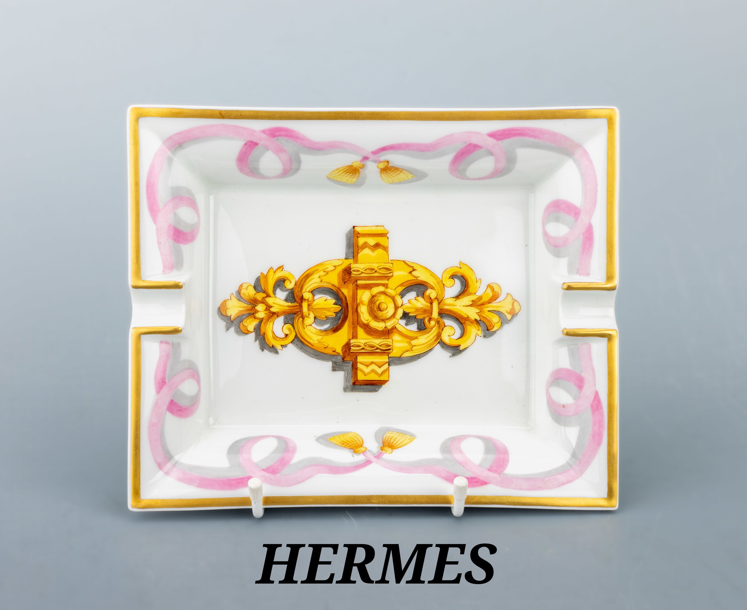 Image 27055998 - HERMES Aschenbecher, Porzellan mit polychromen Dekor, Darstellung eines goldf. Ornament ...