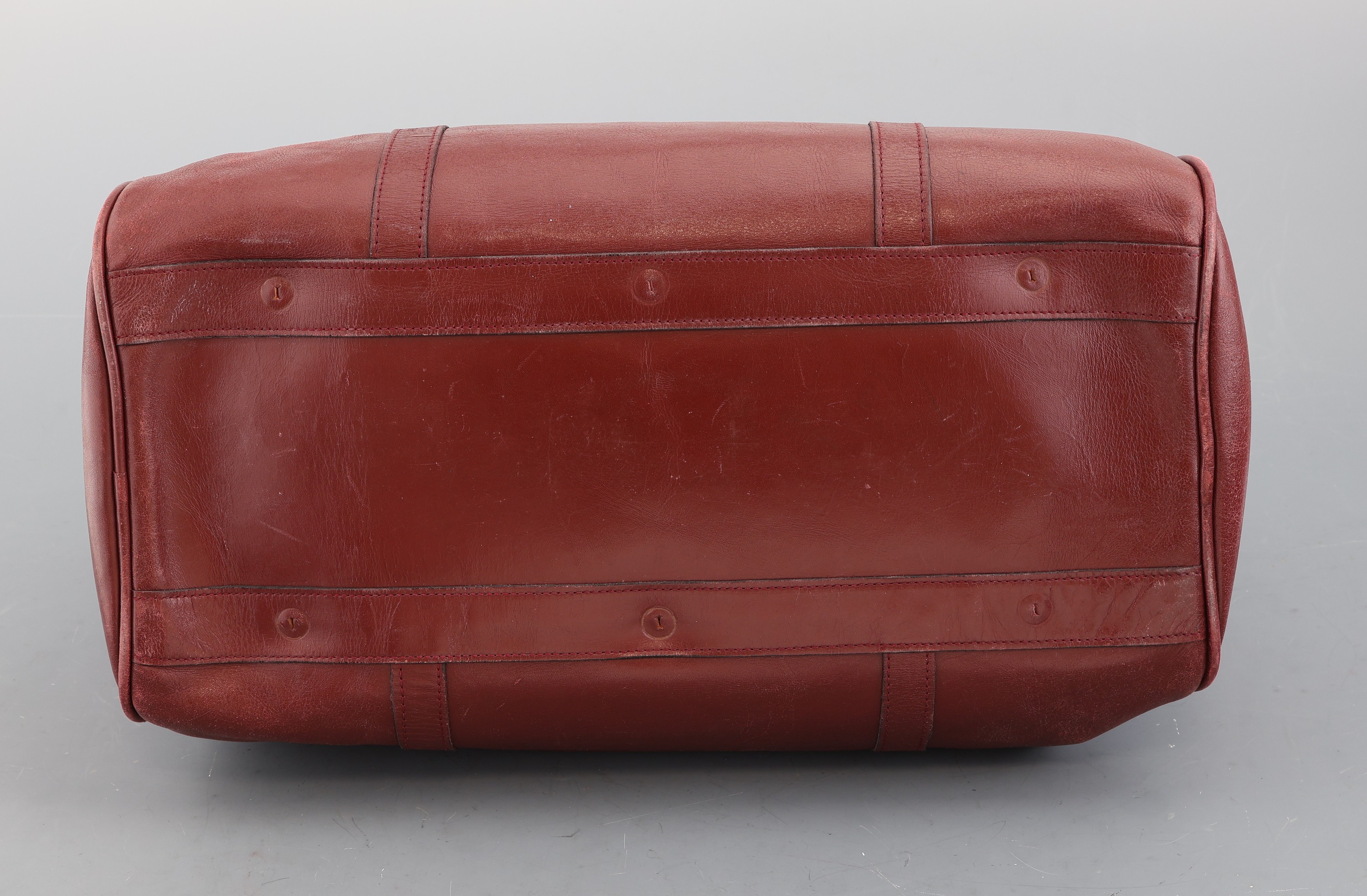 Detail a: CARTIER Weekender, bordeaux farbenes Leder, Made in Italy, Innenfutter bordeauxf. Stoff, (verschmutzt), 1 x Seitentasche mit Reißverschluß, 2 ...
