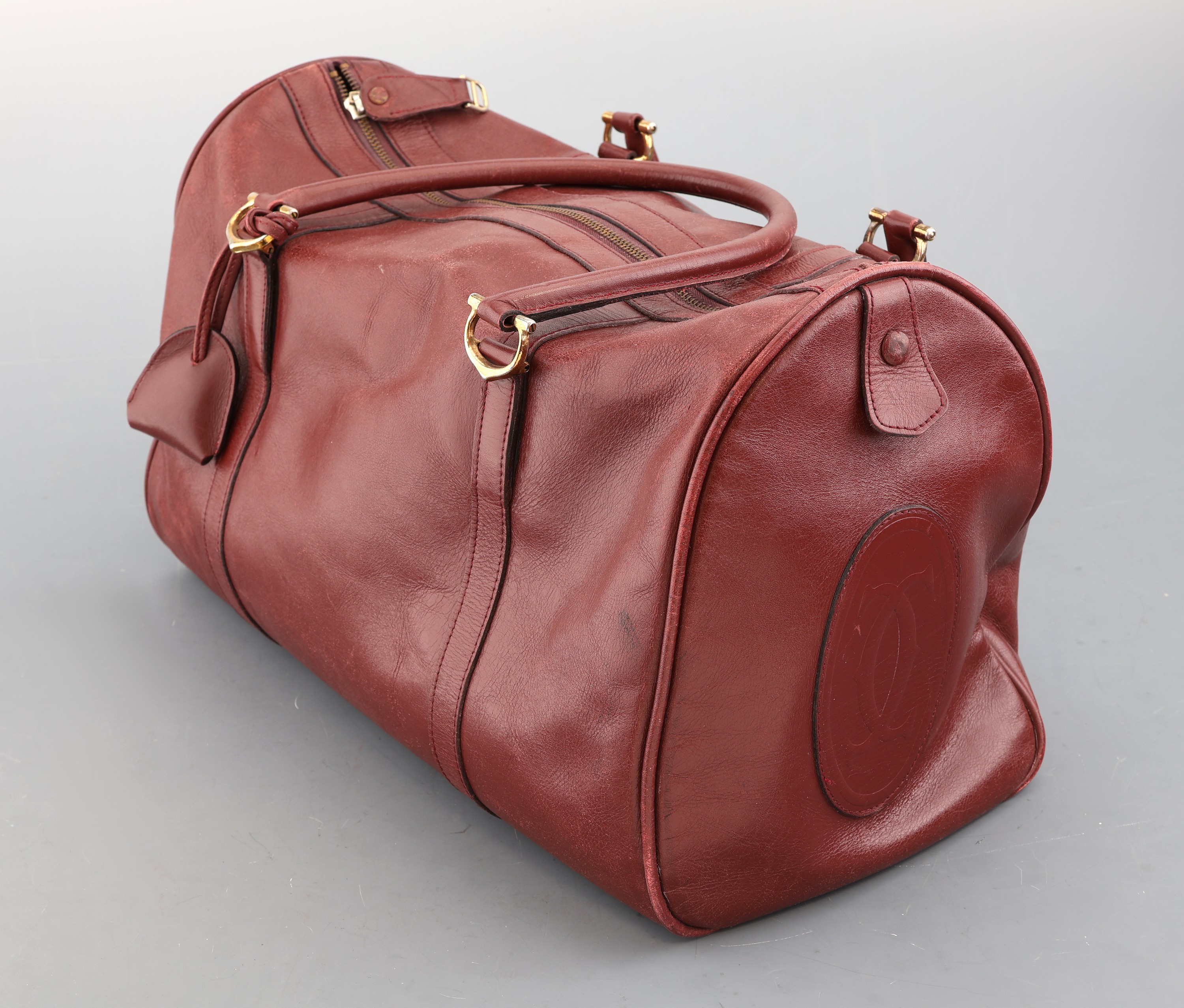 Detail b: CARTIER Weekender, bordeaux farbenes Leder, Made in Italy, Innenfutter bordeauxf. Stoff, (verschmutzt), 1 x Seitentasche mit Reißverschluß, 2 ...