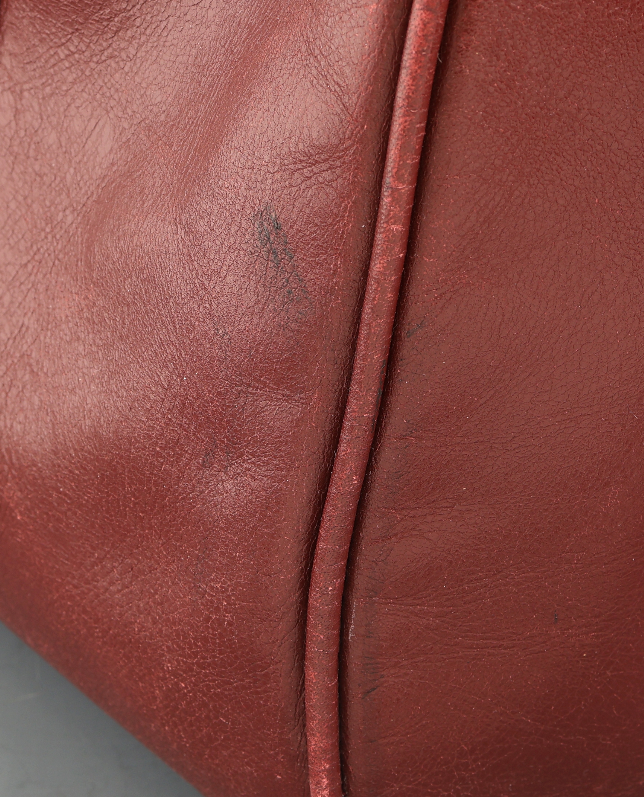 Detail c: CARTIER Weekender, bordeaux farbenes Leder, Made in Italy, Innenfutter bordeauxf. Stoff, (verschmutzt), 1 x Seitentasche mit Reißverschluß, 2 ...