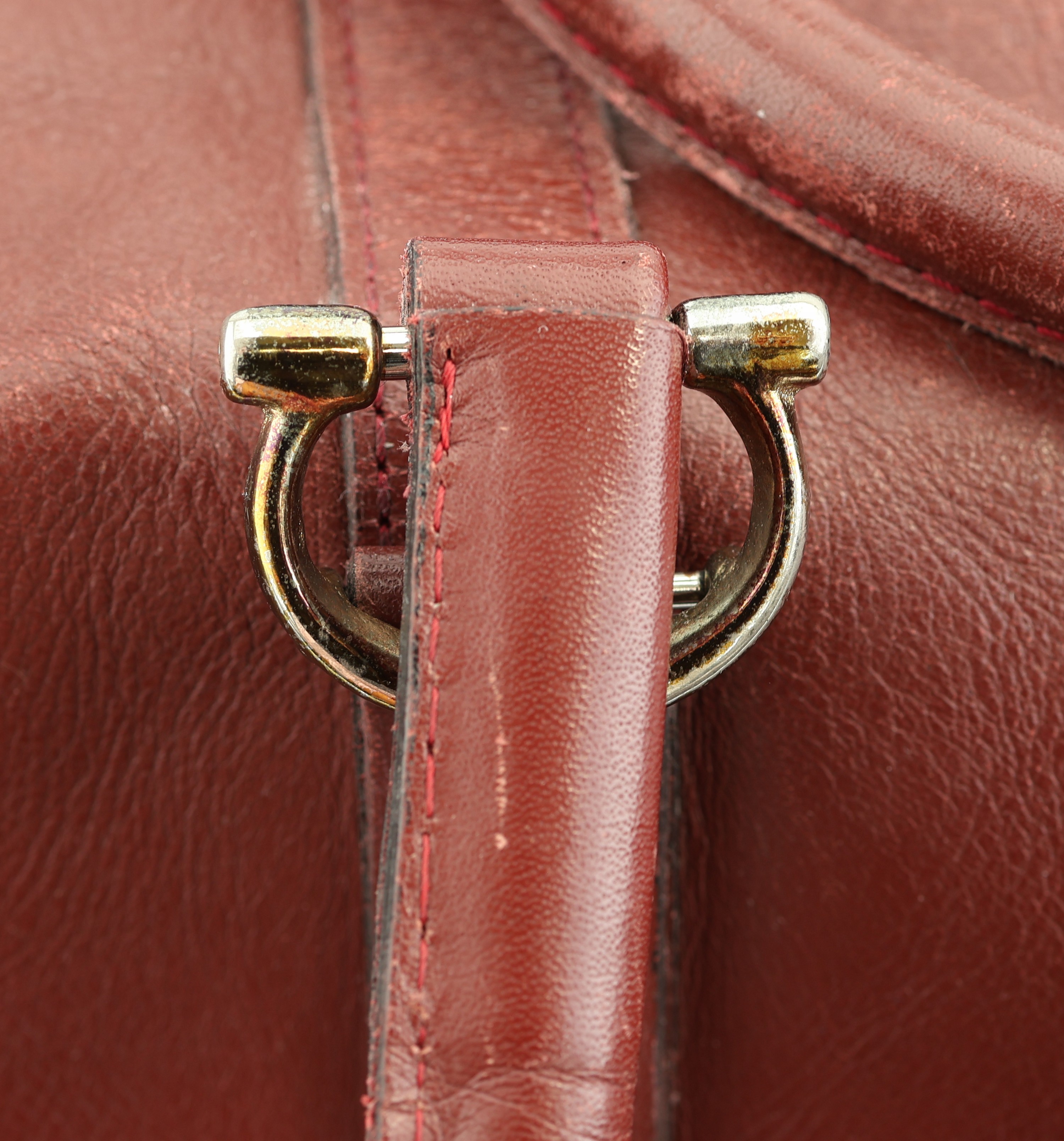 Detail d: CARTIER Weekender, bordeaux farbenes Leder, Made in Italy, Innenfutter bordeauxf. Stoff, (verschmutzt), 1 x Seitentasche mit Reißverschluß, 2 ...