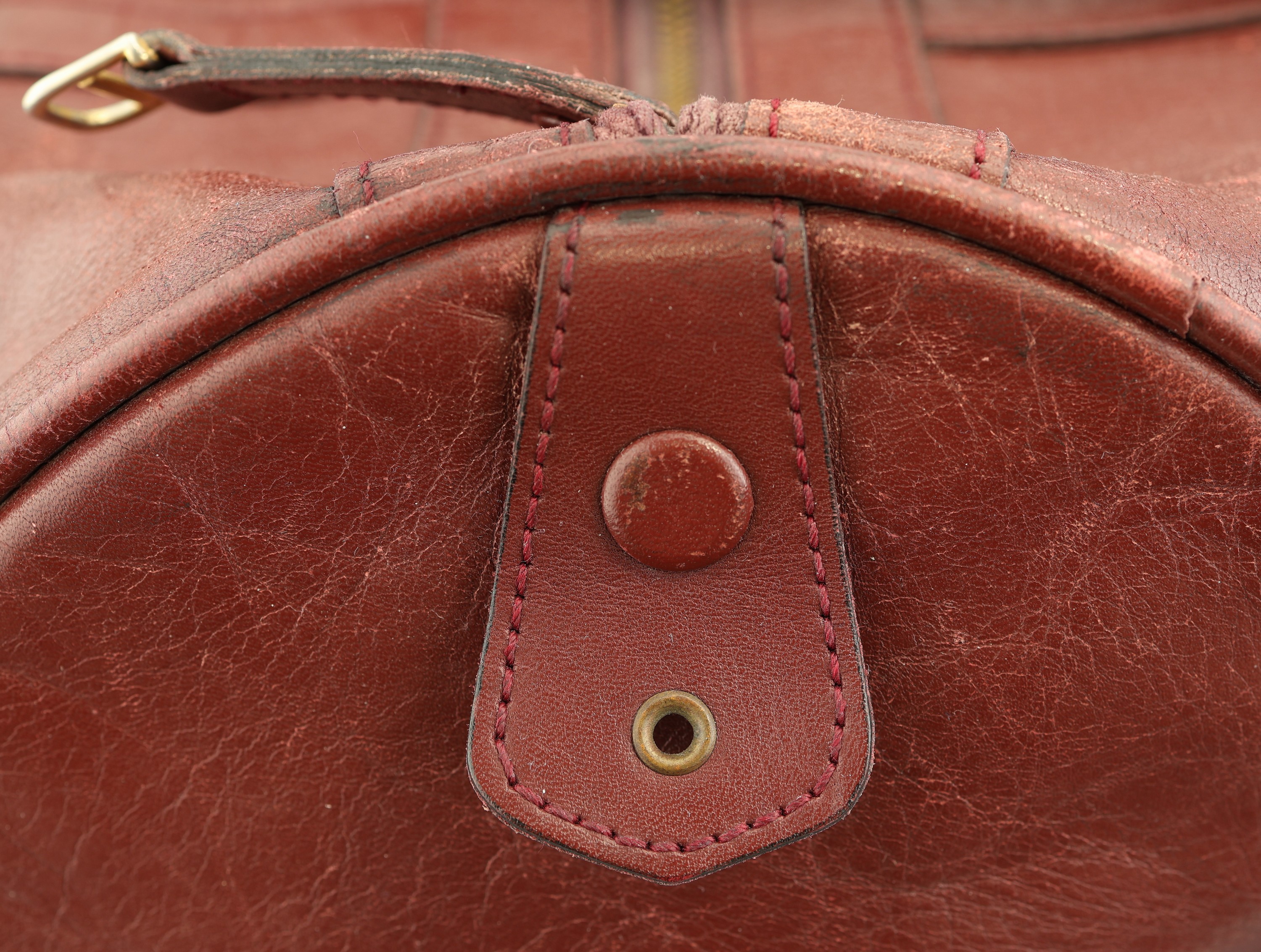 Detail e: CARTIER Weekender, bordeaux farbenes Leder, Made in Italy, Innenfutter bordeauxf. Stoff, (verschmutzt), 1 x Seitentasche mit Reißverschluß, 2 ...