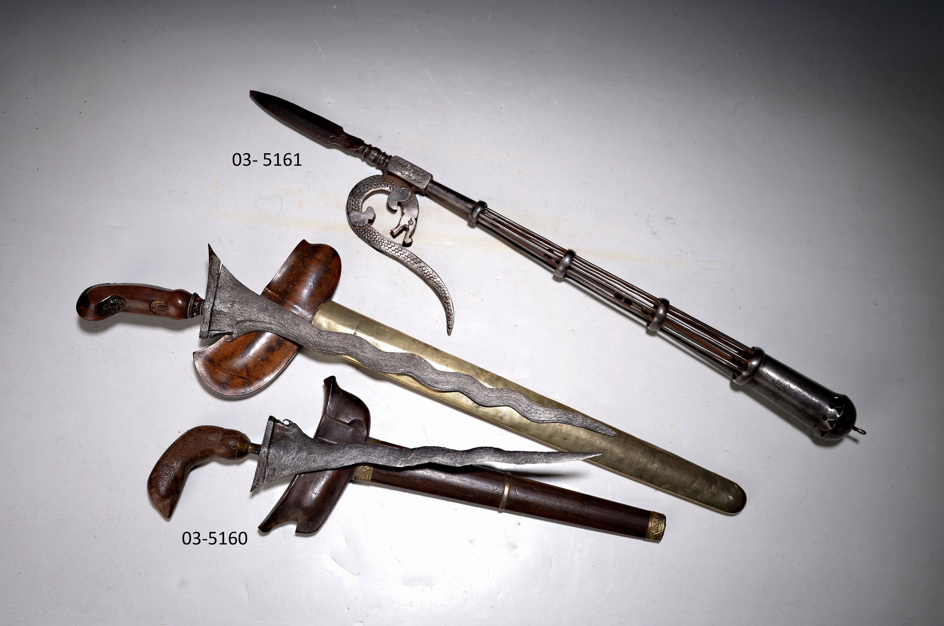 Image 27056001 - Zwei Kris, Indonesien/Java, um 1900, Griff und Scheide aus Hartholz geschnitzt, ...