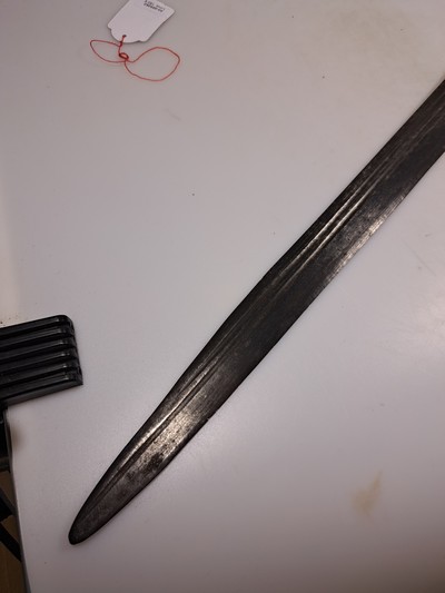 27056005g - Schwert, Tuareg/Fulbe, Nordafrika, 19.Jh., gekehlte Stahlklinge, rostig, Eisen- und ...