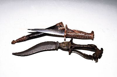 Image Dolch sog. Khanjar, Indien, um 1900, gebogene Stahlklinge, Bronzegriff auslaufend in ...