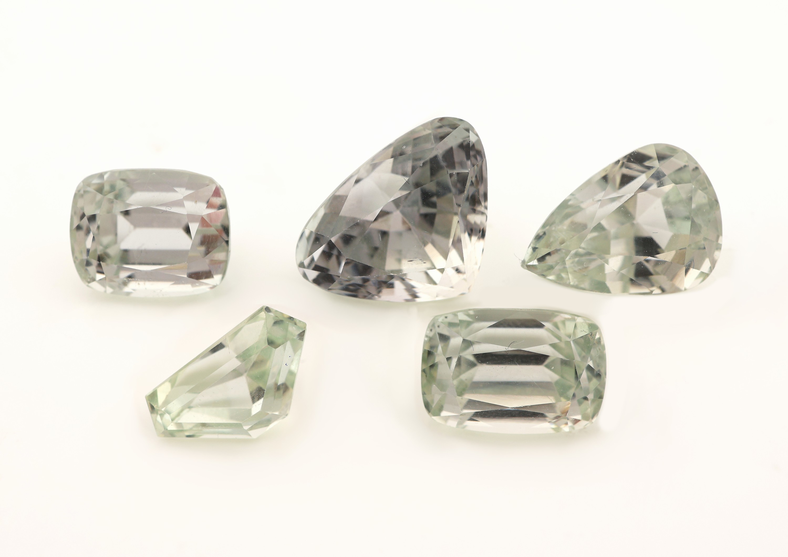 Image 27056430 - Lot 5 lose Hiddenite, zus. ca. 74.1 ct, 1 xTrillionschliff, 1 x fancy Cut, 2 x Cushion- ...