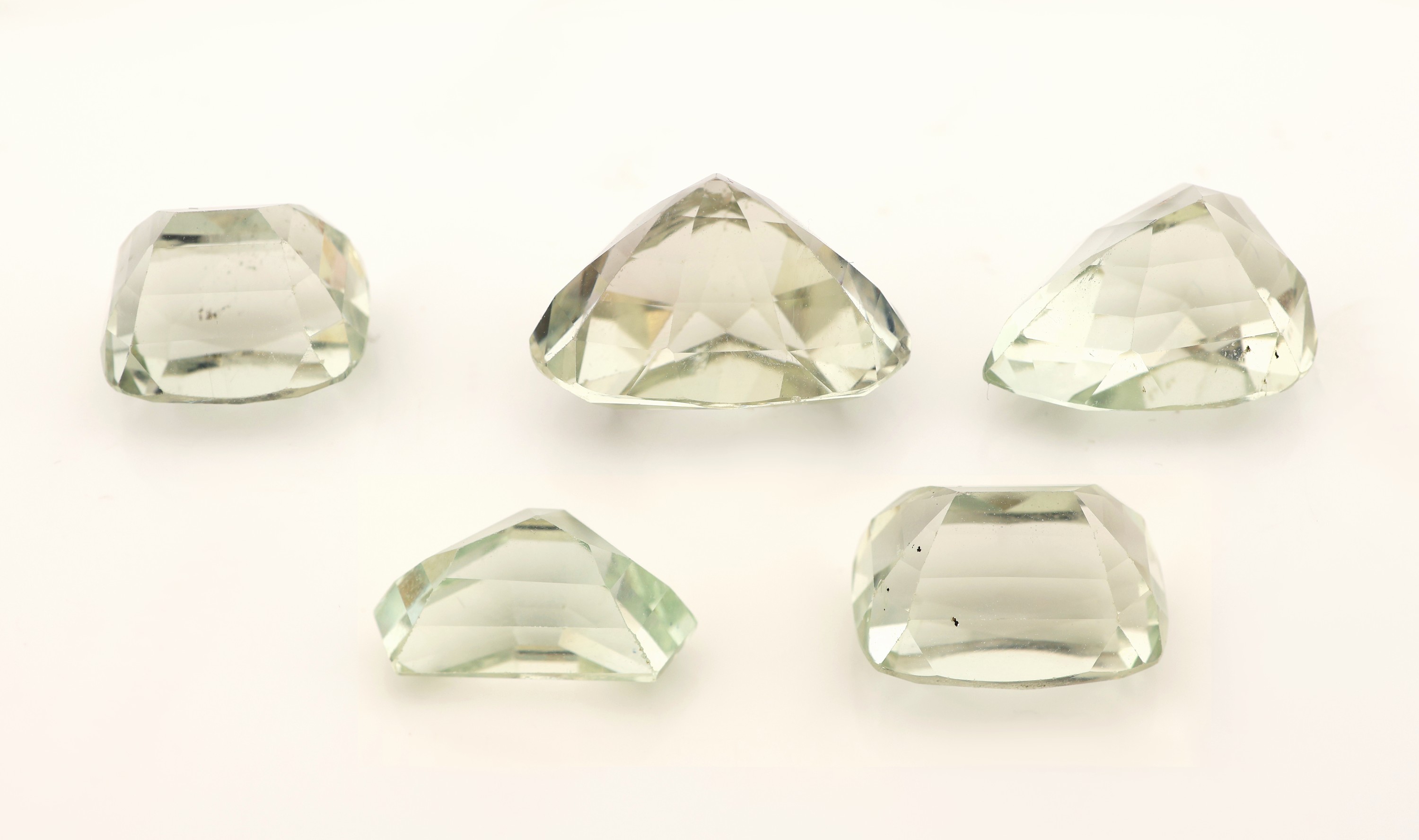 Detail a: Lot 5 lose Hiddenite, zus. ca. 74.1 ct, 1 xTrillionschliff, 1 x fancy Cut, 2 x Cushion- Cut, 1 x Pear Cut, versch. Größen