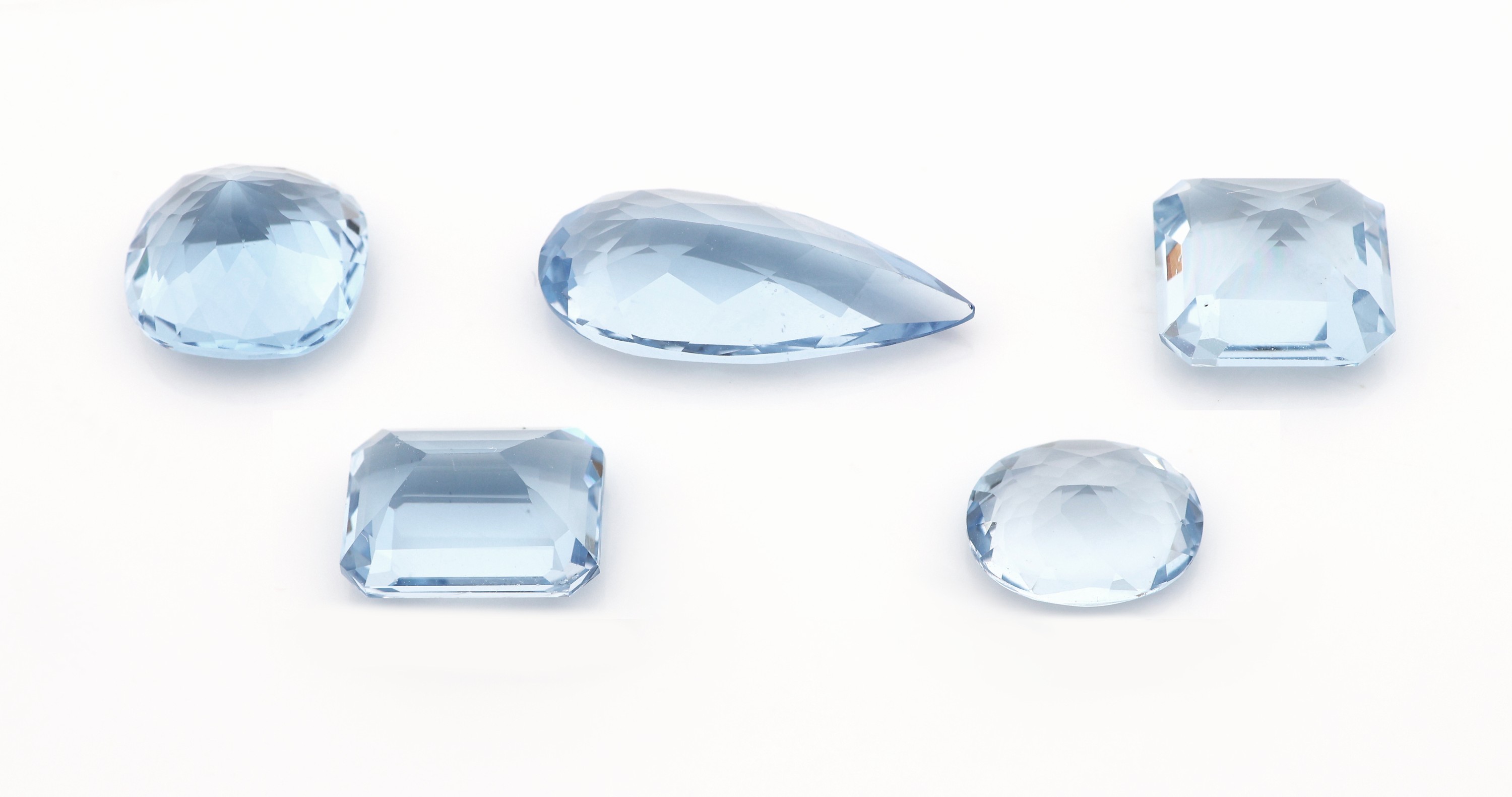 Detail a: Konvolut 5 lose Aquamarine, zus. ca. 14.9 ct, 1 x Cushion Cut 3.4 ct, 1 Octagon ca. 2.7 ct, 1 x Asscher-Cut ca. 3.1 ct, 1 x ovalfacett. 1.5 ct, und ...