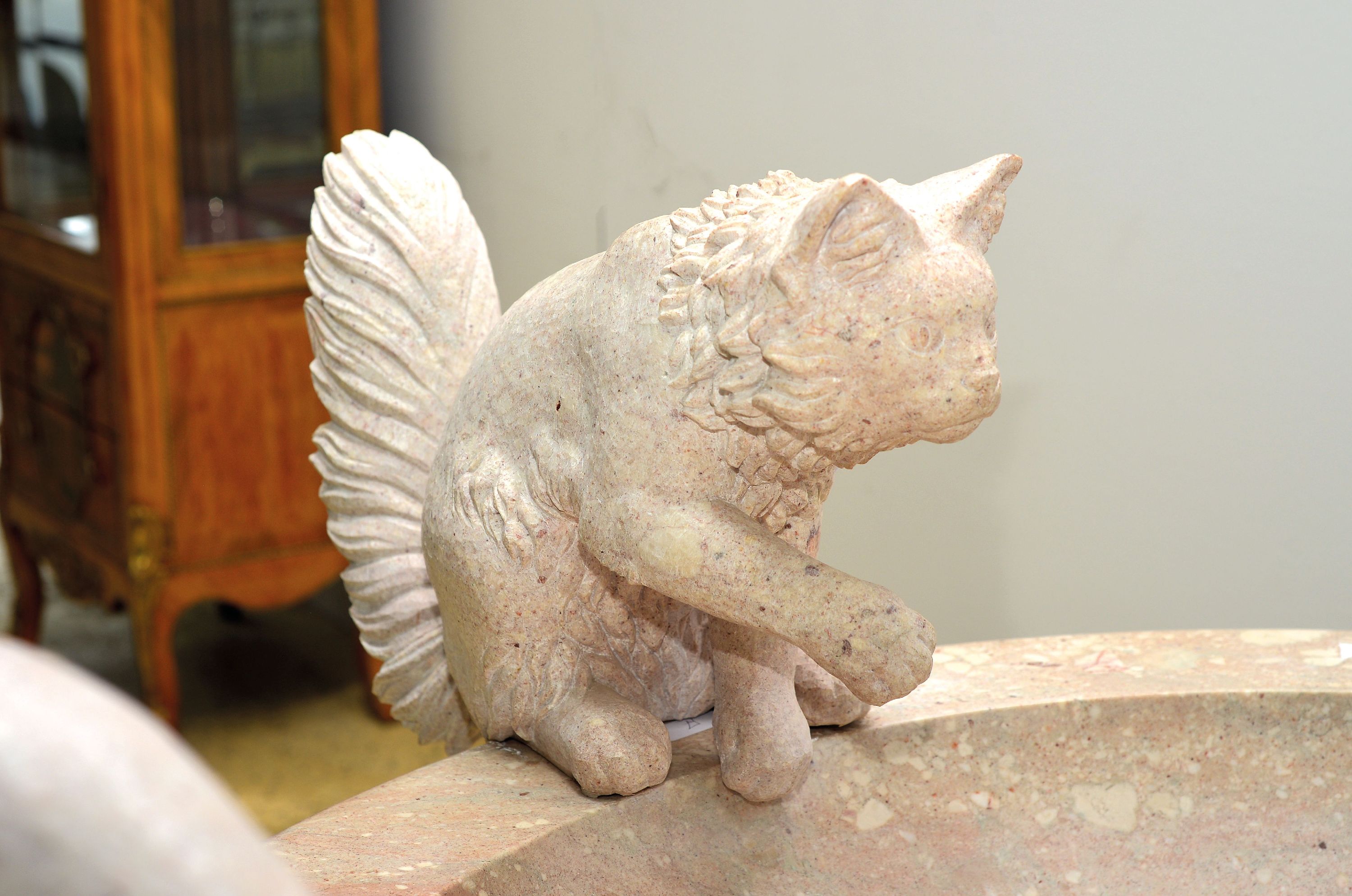 Detail a: Großes Wasserbecken / Brunnen mit vier vollplastischen Katzenfiguren, Wolfgang Schwaiger Henndorf am Wallersee, aus sog. Untersberger Marmor, mittig ...