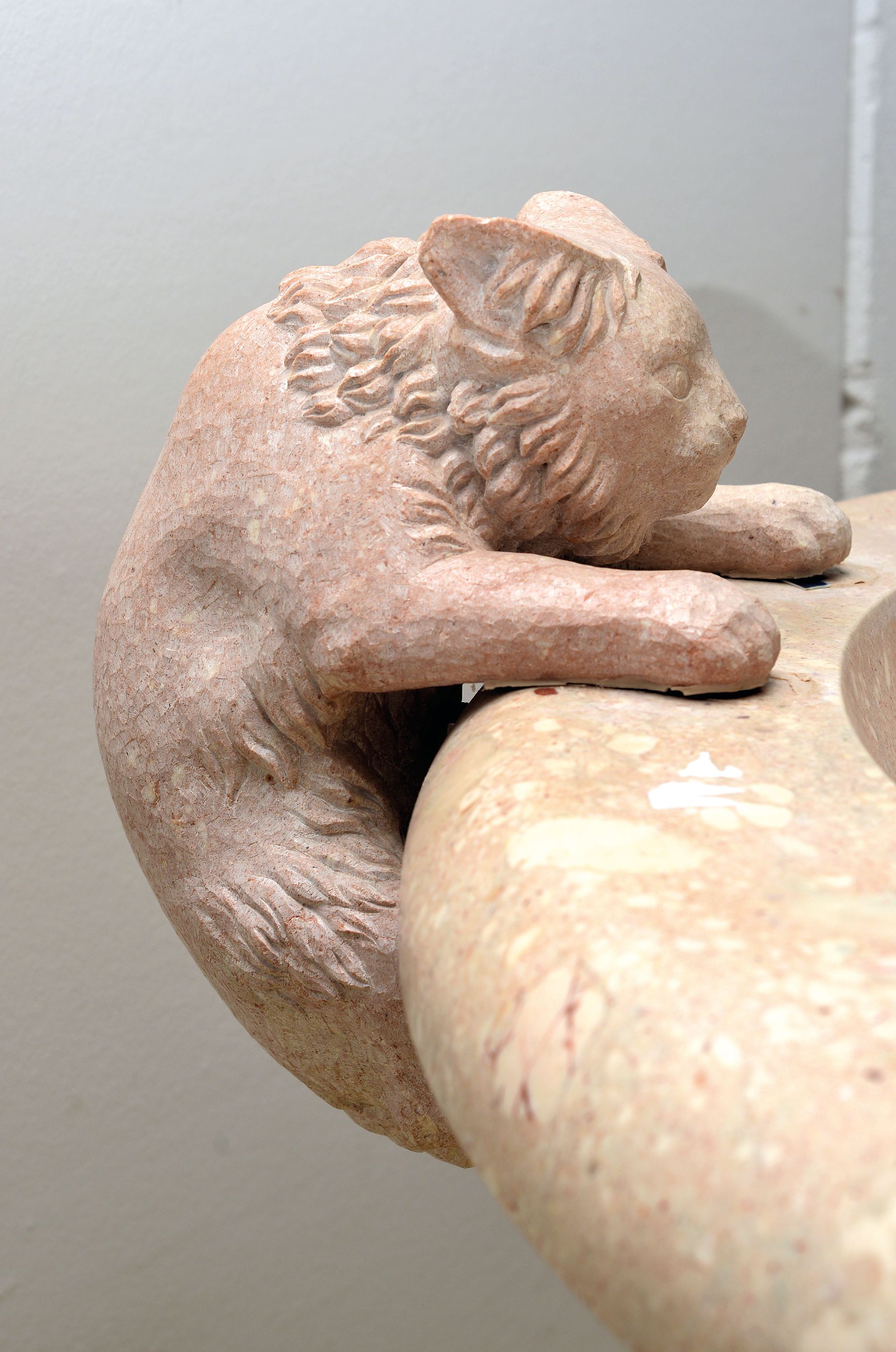 Detail b: Großes Wasserbecken / Brunnen mit vier vollplastischen Katzenfiguren, Wolfgang Schwaiger Henndorf am Wallersee, aus sog. Untersberger Marmor, mittig ...