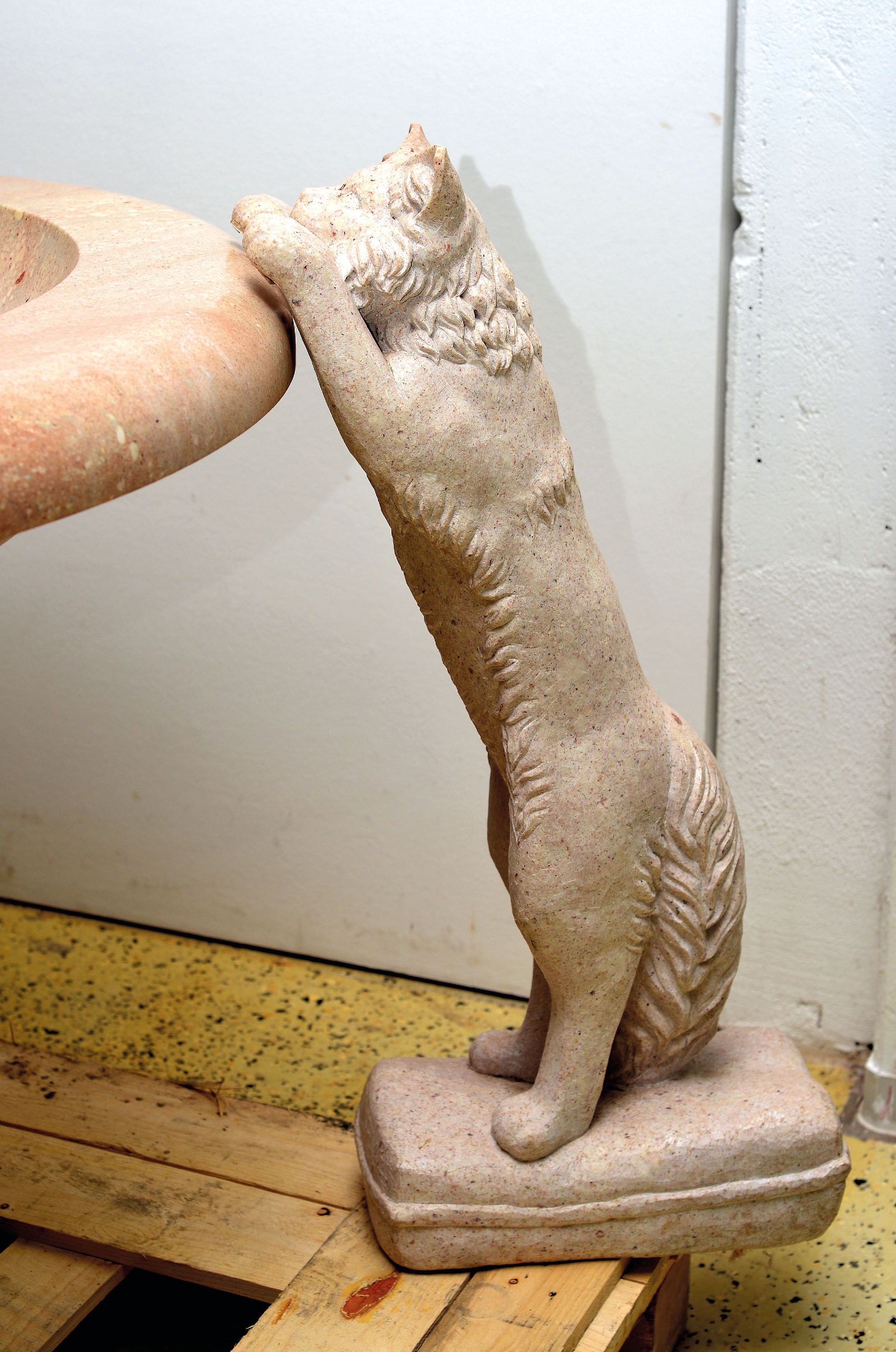 Detail c: Großes Wasserbecken / Brunnen mit vier vollplastischen Katzenfiguren, Wolfgang Schwaiger Henndorf am Wallersee, aus sog. Untersberger Marmor, mittig ...