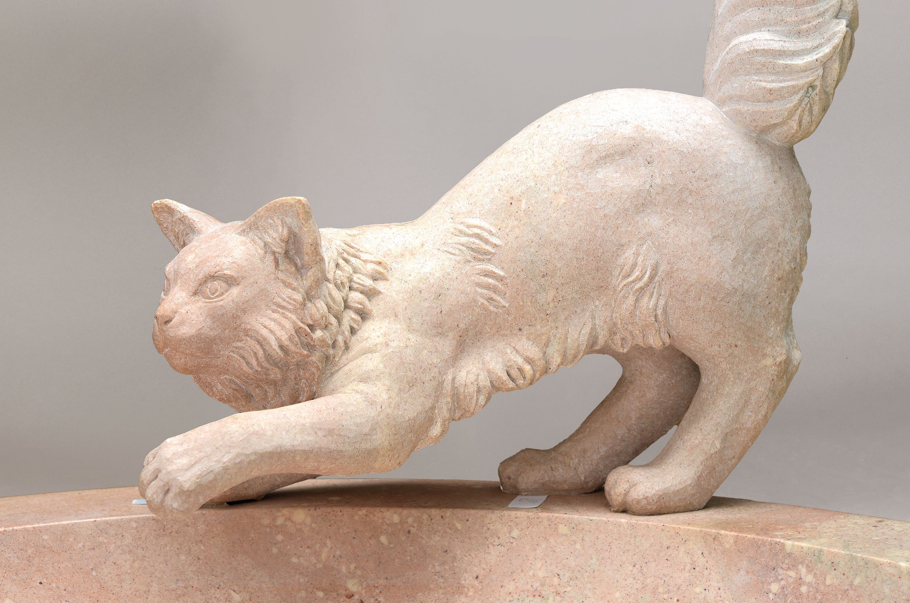 Detail e: Großes Wasserbecken / Brunnen mit vier vollplastischen Katzenfiguren, Wolfgang Schwaiger Henndorf am Wallersee, aus sog. Untersberger Marmor, mittig ...