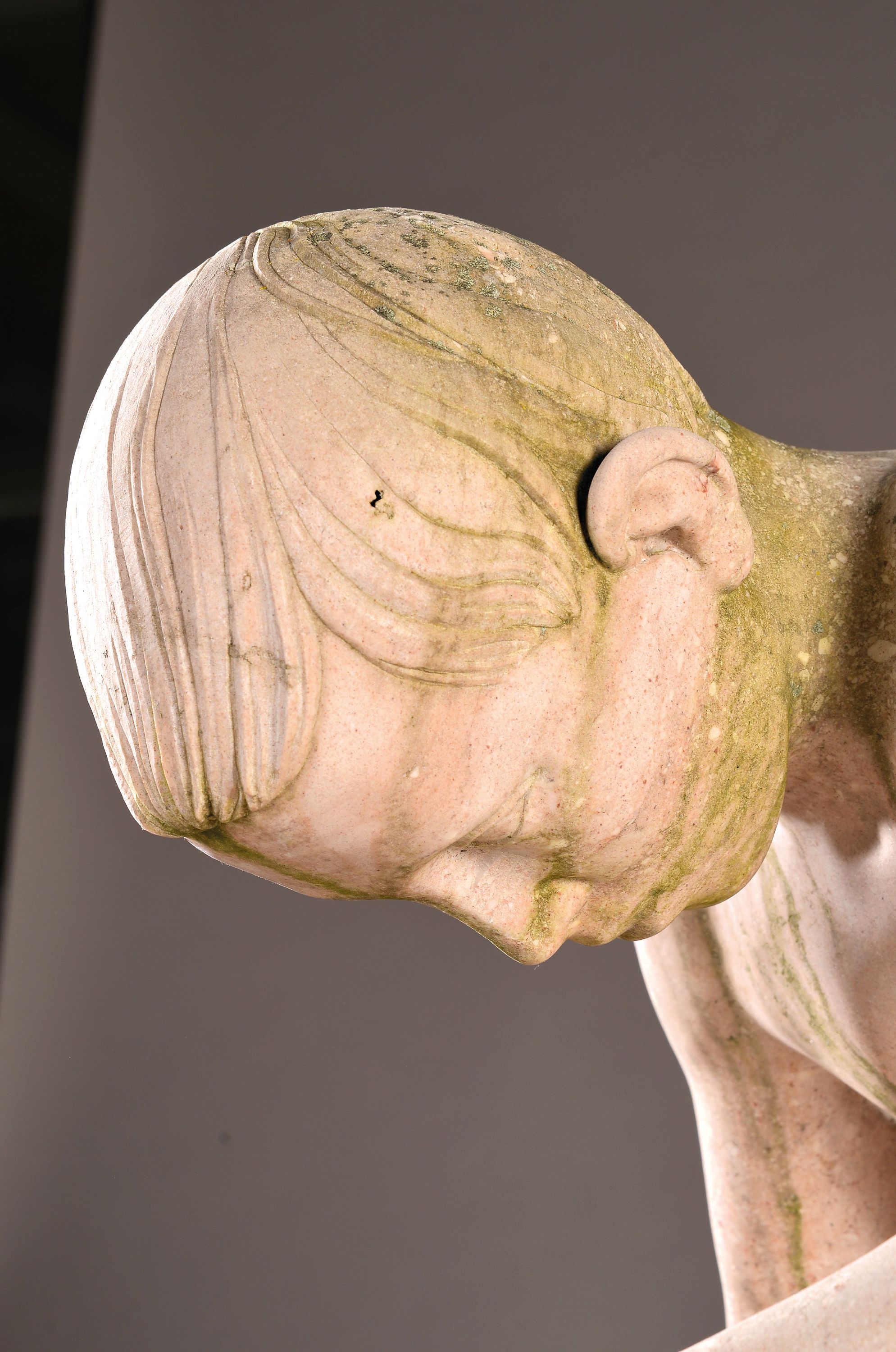 Detail a: Große Skulptur eines Dornausziehers, Wolfgang Schwaiger Henndorf am Wallersee, aus sog. Untersberger Marmor, vollplastisch ausgearbeitet, leichte ...