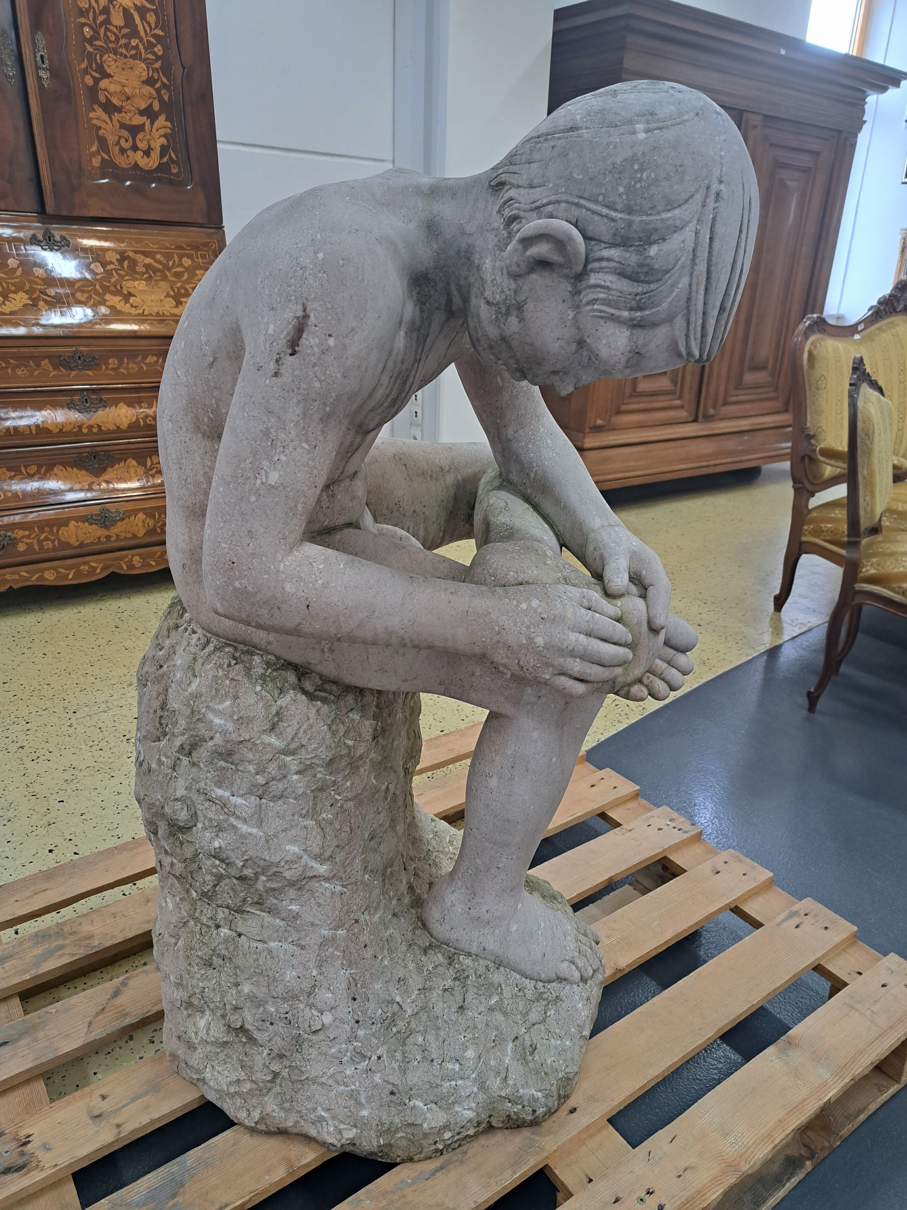 Detail d: Große Skulptur eines Dornausziehers, Wolfgang Schwaiger Henndorf am Wallersee, aus sog. Untersberger Marmor, vollplastisch ausgearbeitet, leichte ...