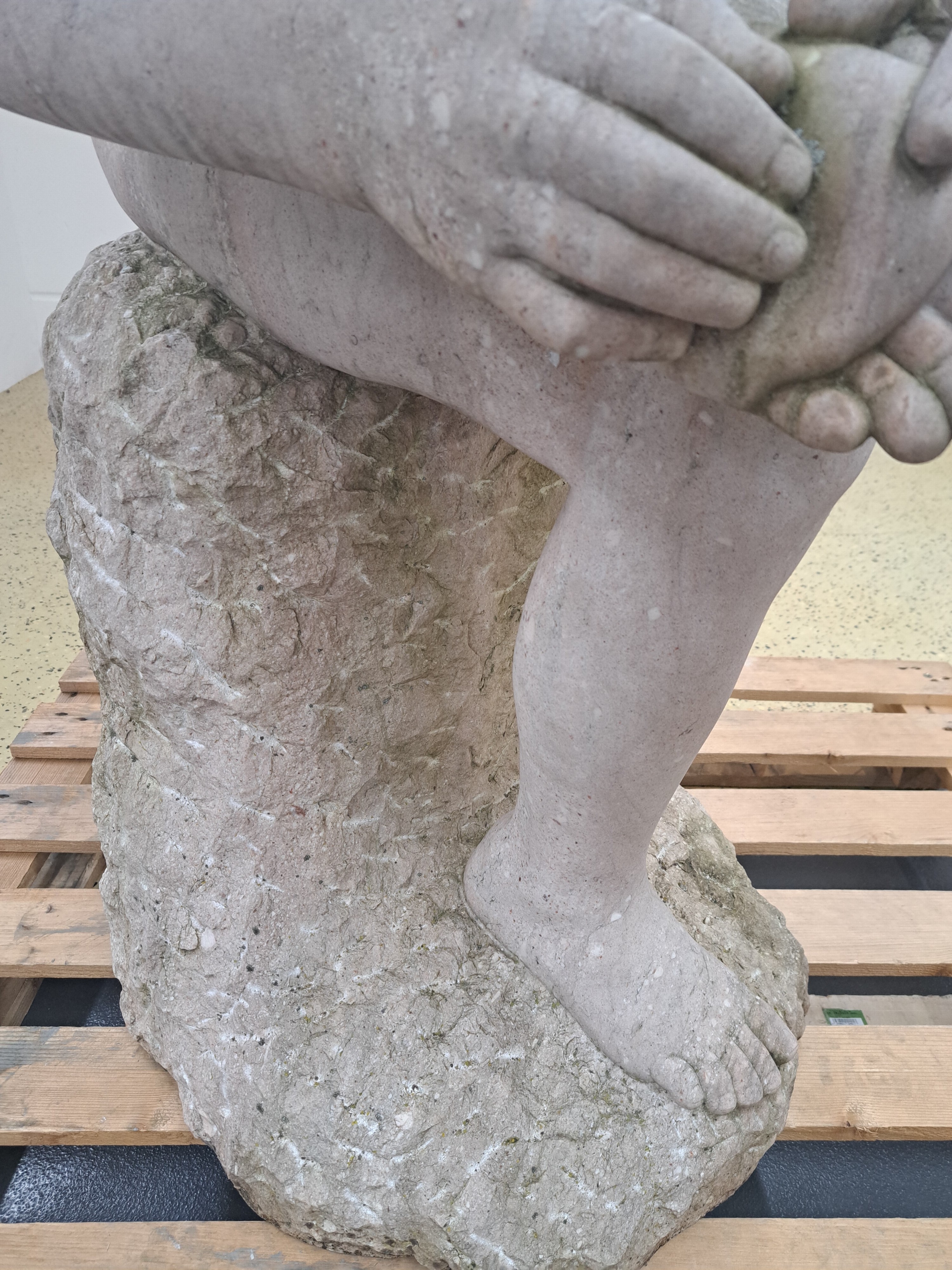 Detail i: Große Skulptur eines Dornausziehers, Wolfgang Schwaiger Henndorf am Wallersee, aus sog. Untersberger Marmor, vollplastisch ausgearbeitet, leichte ...