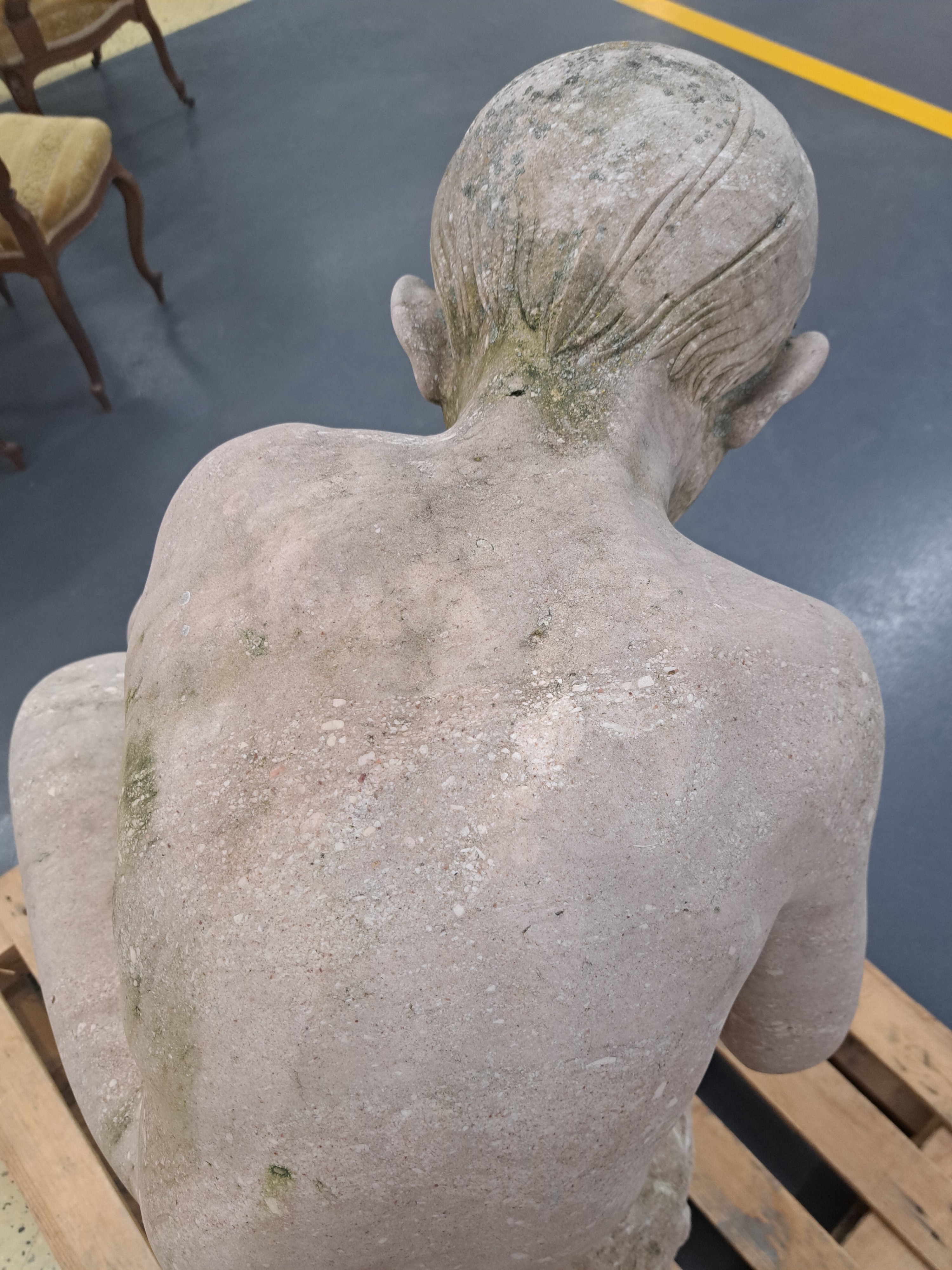 Detail l: Große Skulptur eines Dornausziehers, Wolfgang Schwaiger Henndorf am Wallersee, aus sog. Untersberger Marmor, vollplastisch ausgearbeitet, leichte ...