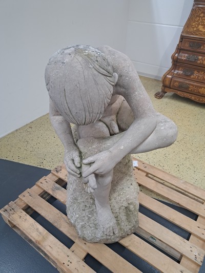 27056607b - Große Skulptur eines Dornausziehers, Wolfgang Schwaiger Henndorf am Wallersee, aus sog. ...