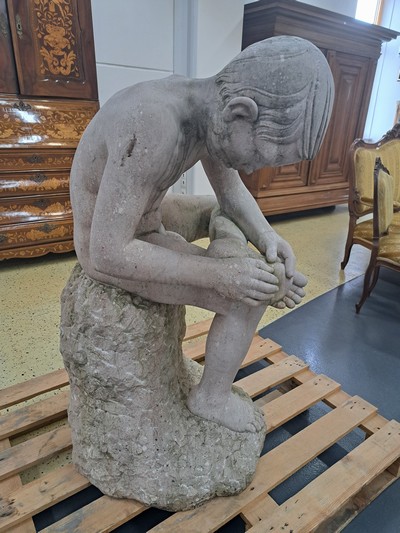 27056607d - Große Skulptur eines Dornausziehers, Wolfgang Schwaiger Henndorf am Wallersee, aus sog. ...