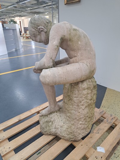 27056607f - Große Skulptur eines Dornausziehers, Wolfgang Schwaiger Henndorf am Wallersee, aus sog. ...