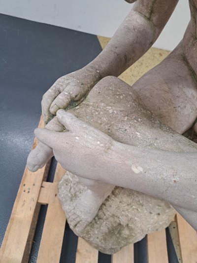 27056607g - Große Skulptur eines Dornausziehers, Wolfgang Schwaiger Henndorf am Wallersee, aus sog. ...