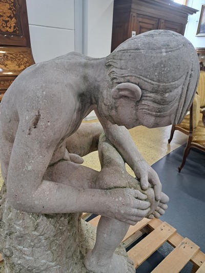 27056607j - Große Skulptur eines Dornausziehers, Wolfgang Schwaiger Henndorf am Wallersee, aus sog. ...