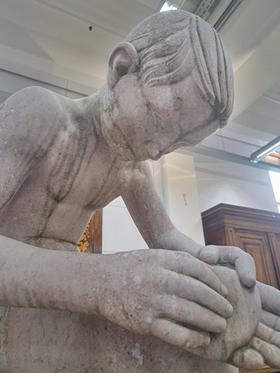 27056607k - Große Skulptur eines Dornausziehers, Wolfgang Schwaiger Henndorf am Wallersee, aus sog. ...