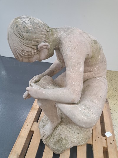 27056607n - Große Skulptur eines Dornausziehers, Wolfgang Schwaiger Henndorf am Wallersee, aus sog. ...