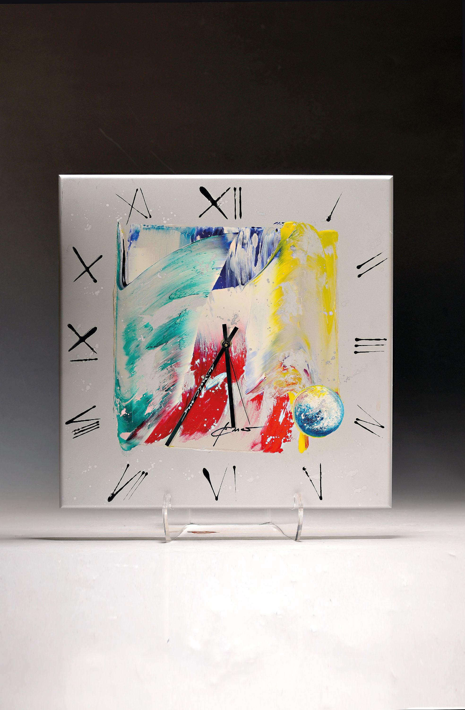 Detail k: Öffler, Michael, geb. 1963, Künstler aus Meckenheim, Wanduhrenobjekt, Lack und Acryl auf MDF Platte, auf dem Stundenzeiger signiert, Quartzwerk, ...